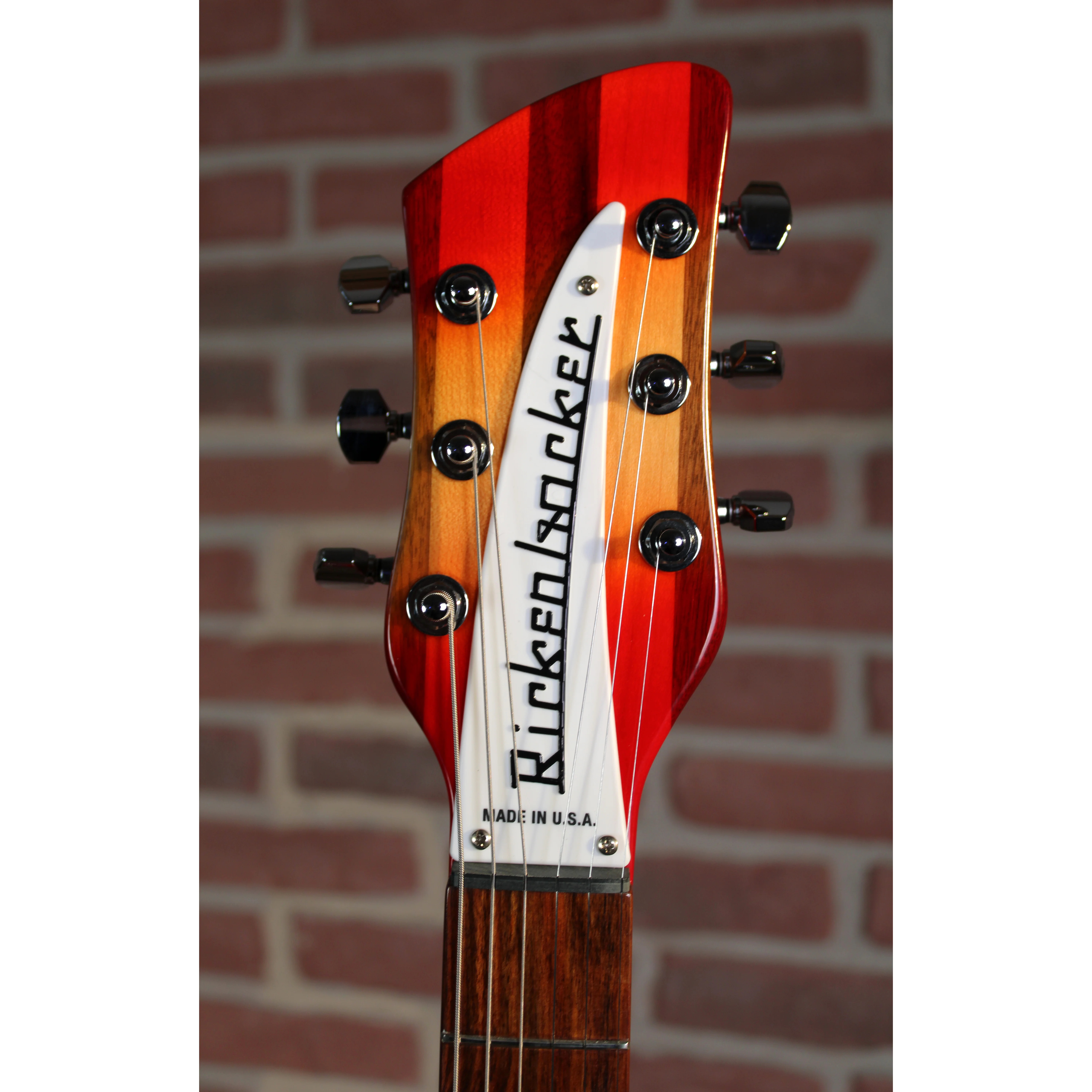 Rickenbacker 330 Fireglo Kopfplatte in frontaler Ansicht