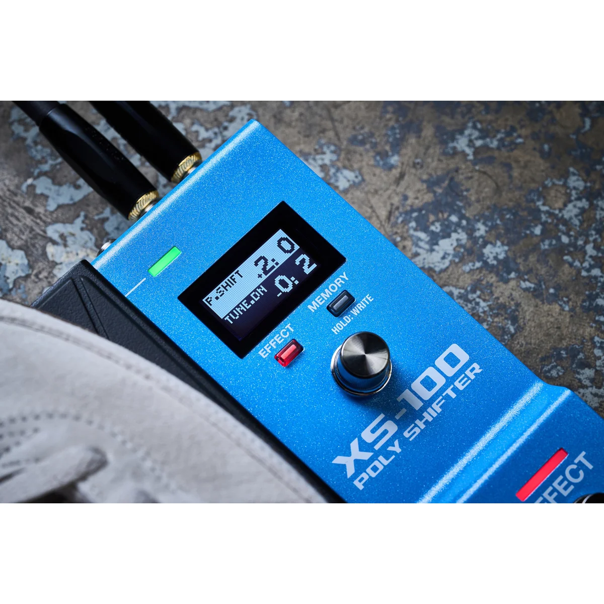 Nahaufnahme des Boss XS-100 Displays mit aktiver Pitch-Shift-Anzeige