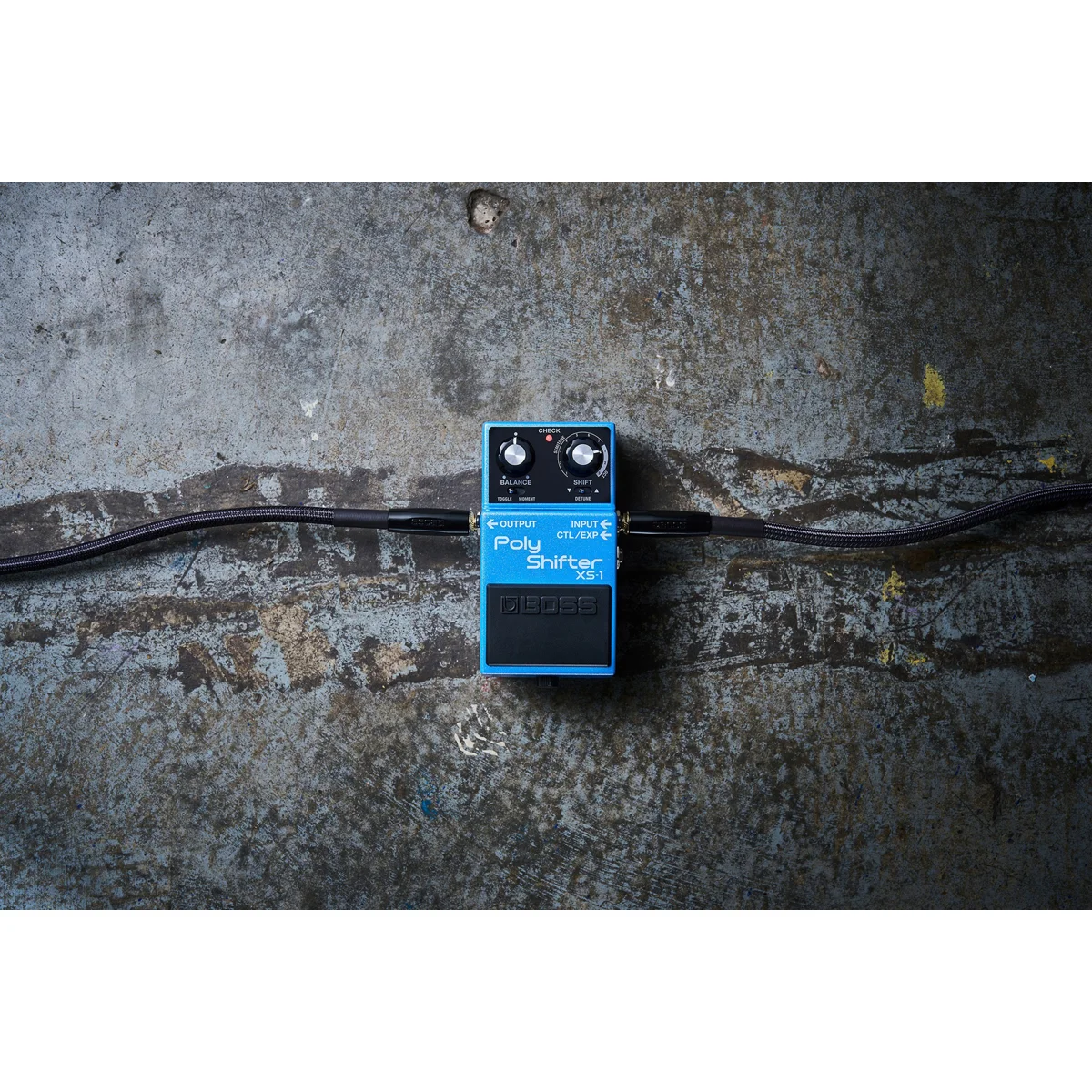 Boss XS-1 Pedal auf schwarzem Hintergrund – minimalistisch und robust