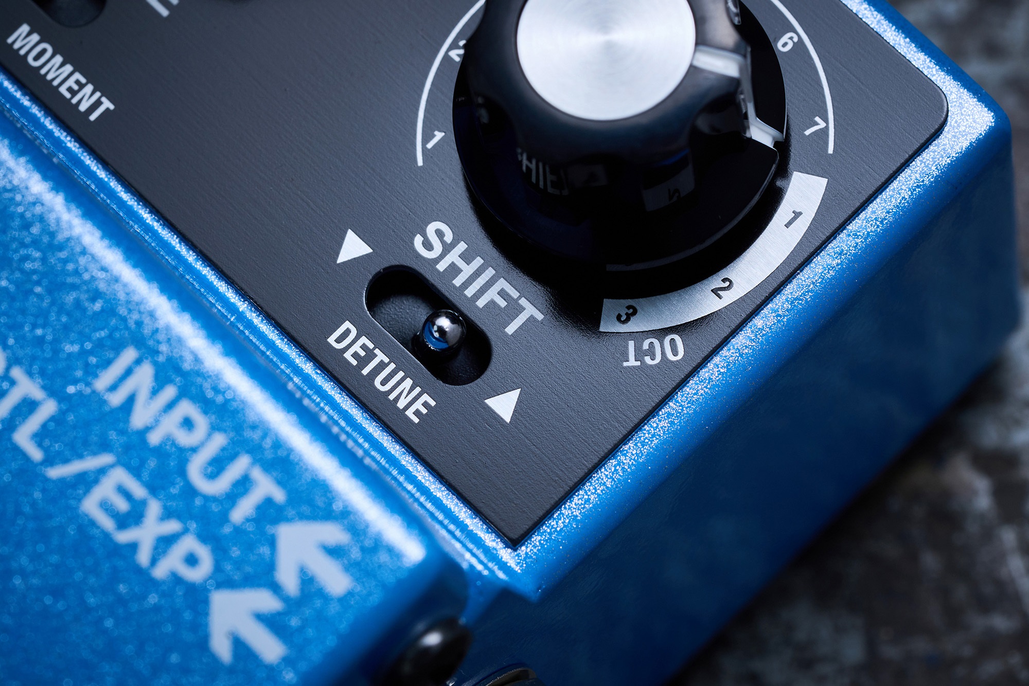 Detailaufnahme der Metalloberfläche und Reglerbeschriftung