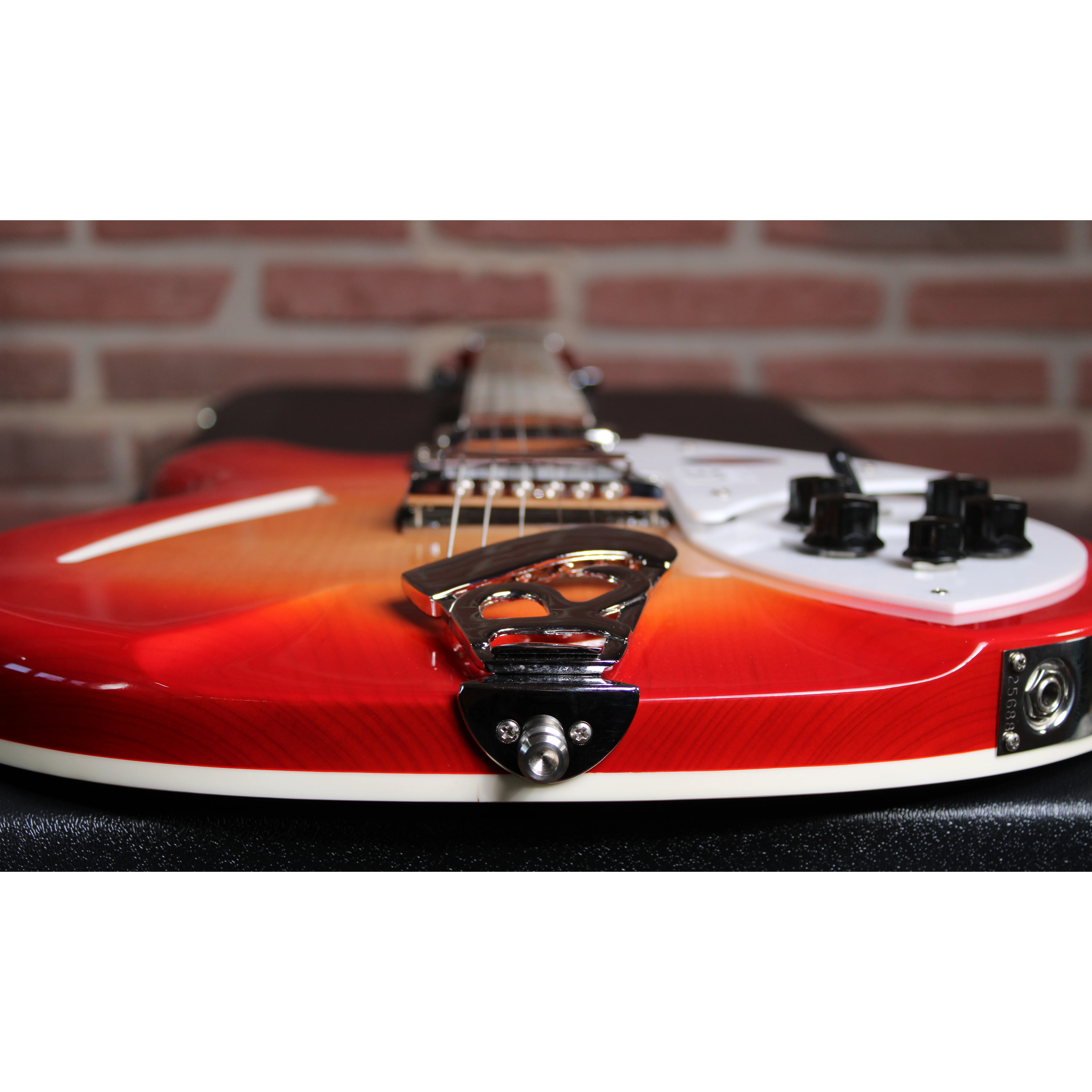 Rickenbacker 360 Fireglo von unten Ansicht vom unteren Korpusrand