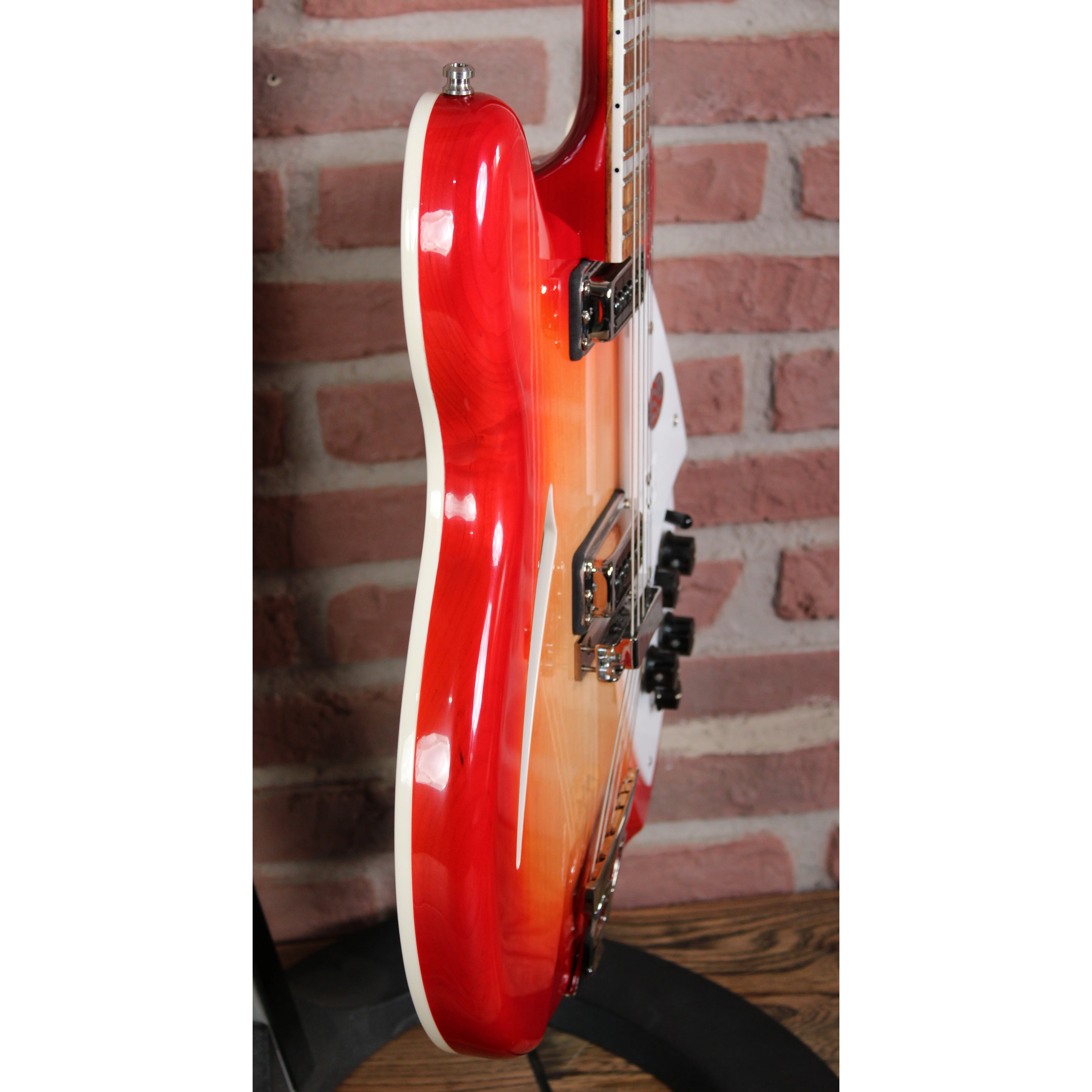 Rickenbacker 360 Fireglo Seitenansicht links