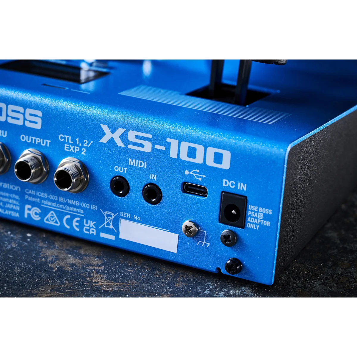 Boss XS-100 mit MIDI- und USB-C-Anschluss – Rückansicht