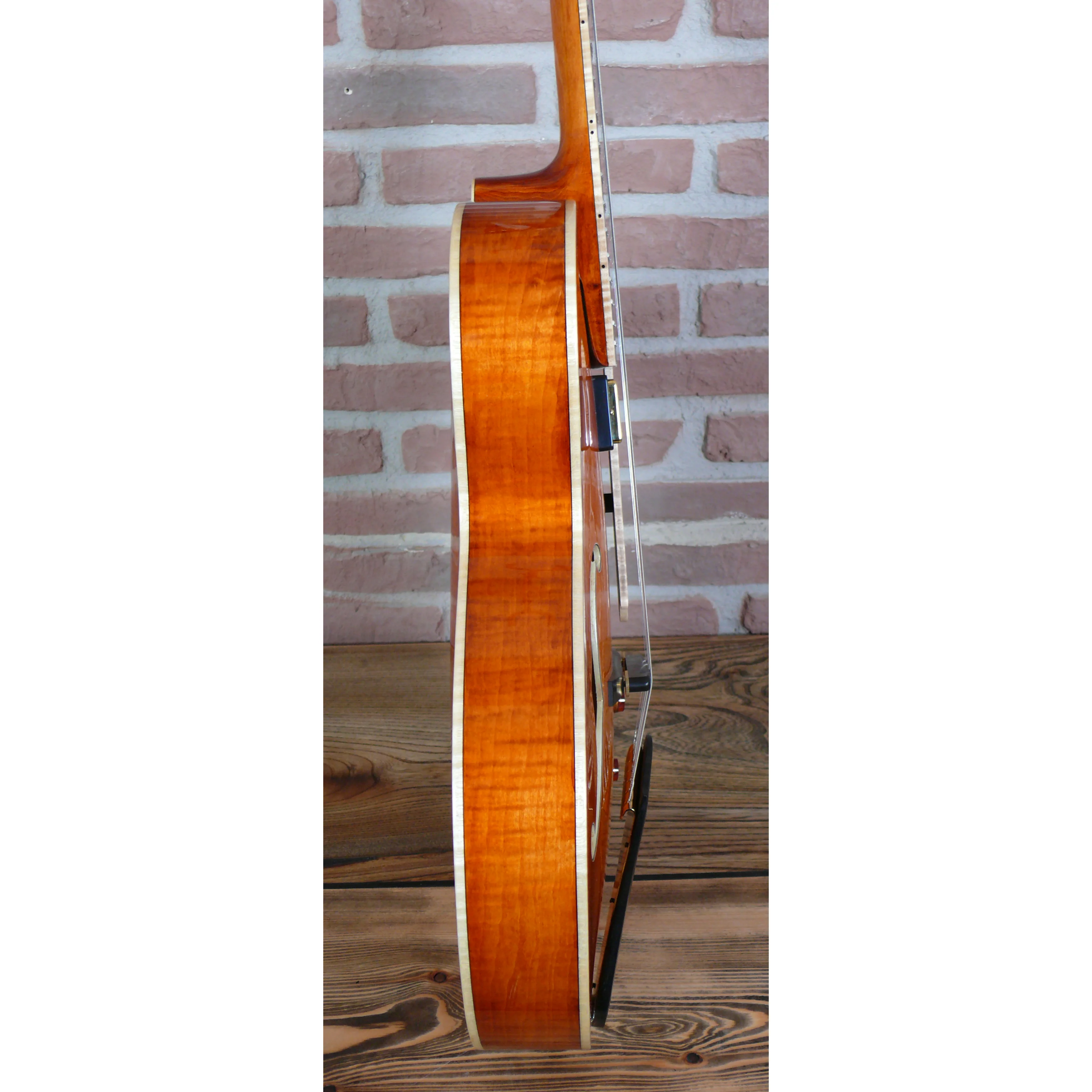 Eastman AR580CE-HB Seitliche Ansicht mit Venetian Cutaway