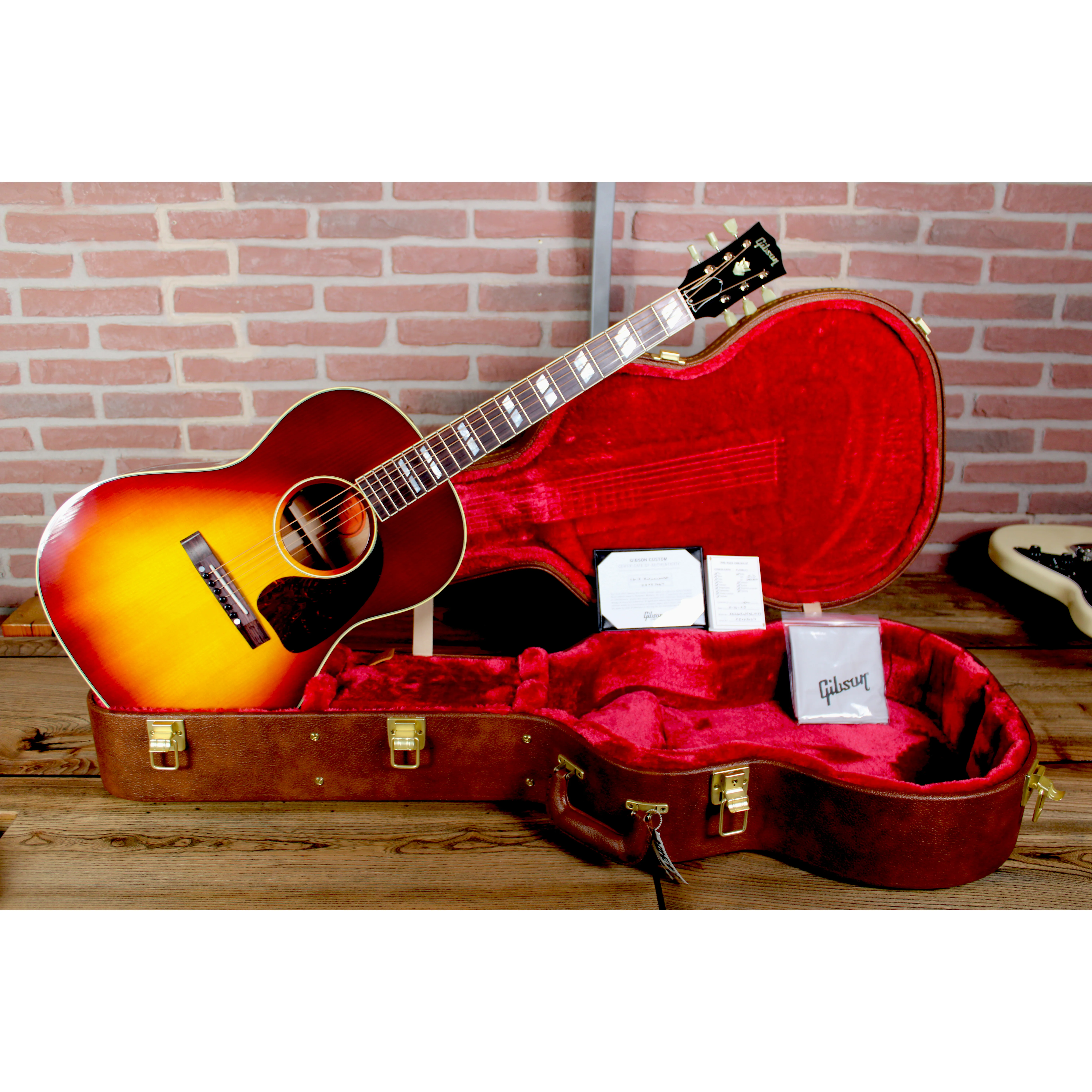 Gibson Custom M2M LG-2 Western Autumnburst im passenden Hartschalenkoffer