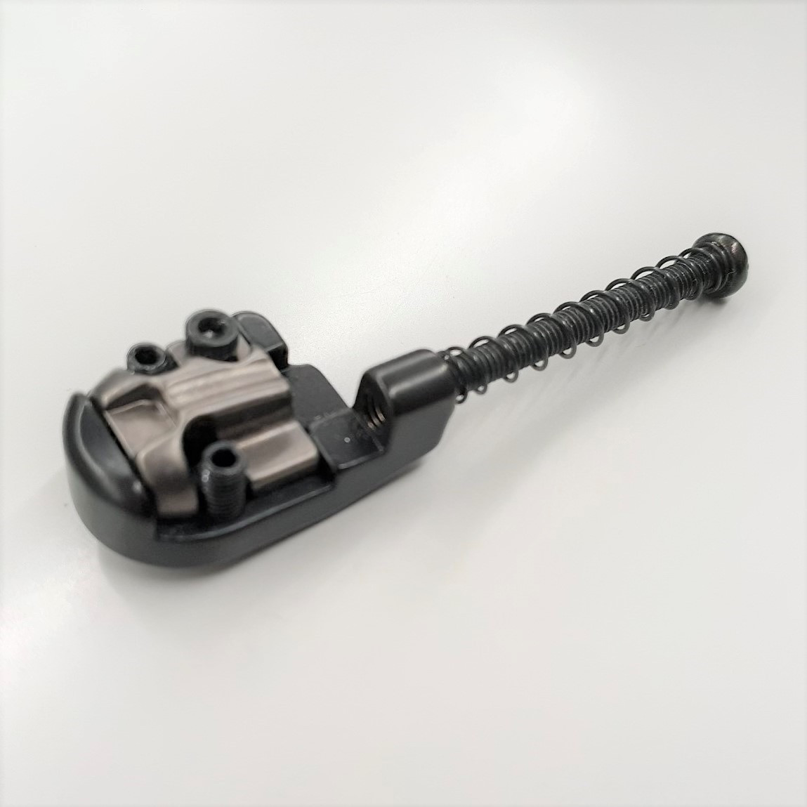 Mono Rail V Bridge mit Schraube und Feder - Black matte