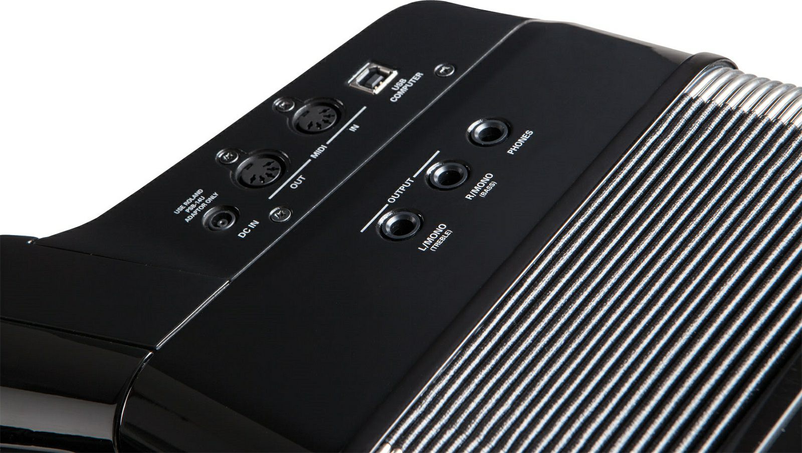 Roland FR-8X V-Akkordeon – Gesamtansicht mit Zubehör und Netzadapter