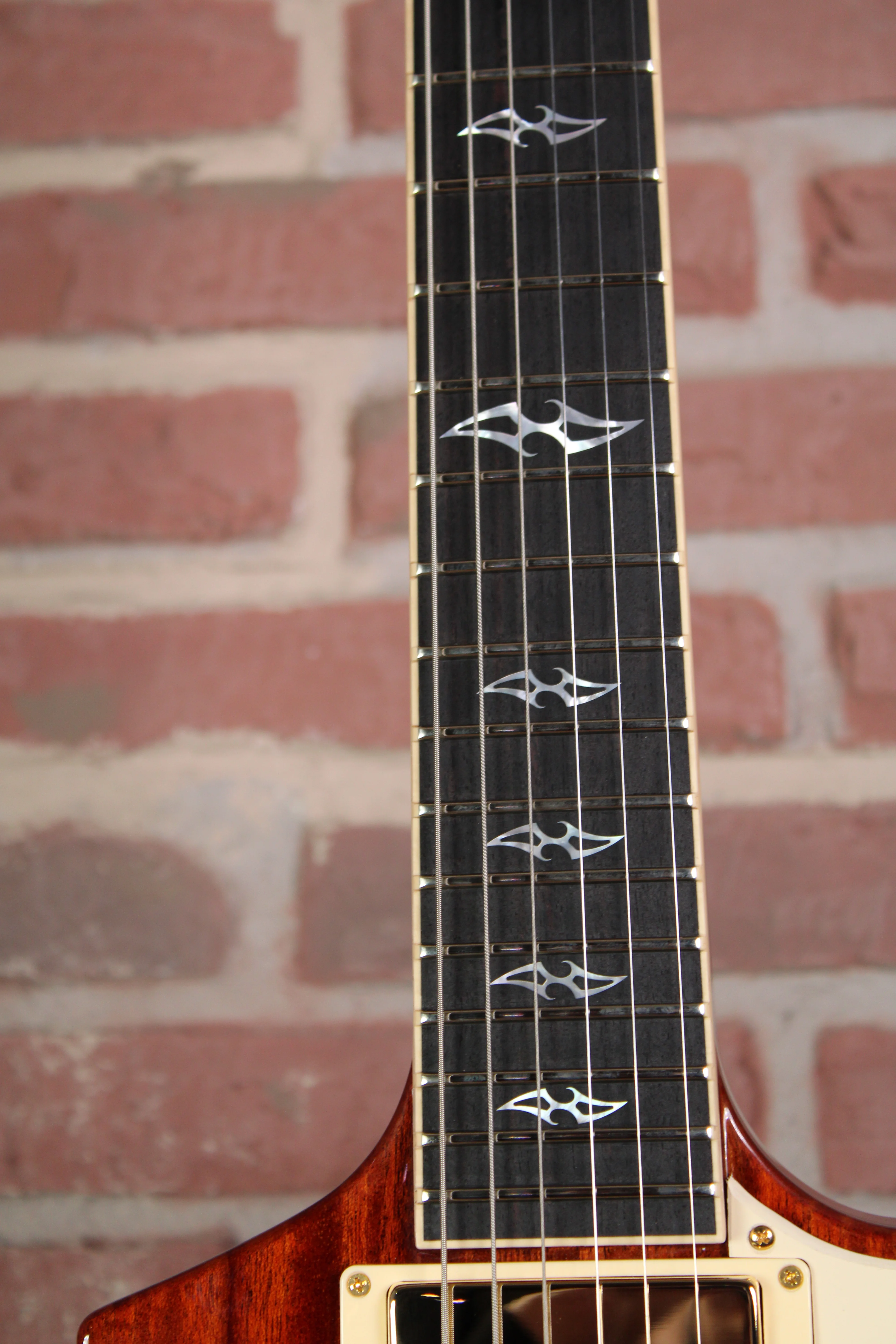 USA ZERO Pickguard Mahogany Gloss Natural Obenansicht