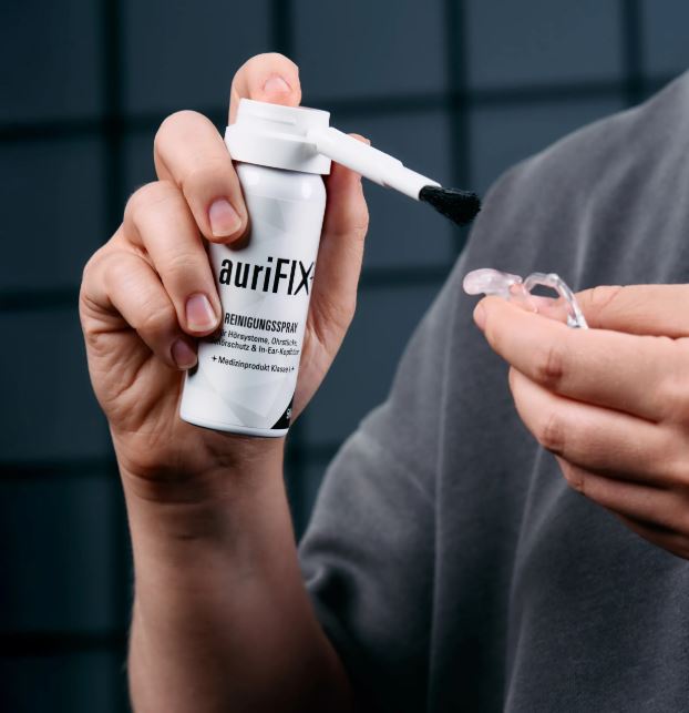 auriFIX Reinigungsspray für In-Ear Hörer mit kleiner Aufsatzbürste