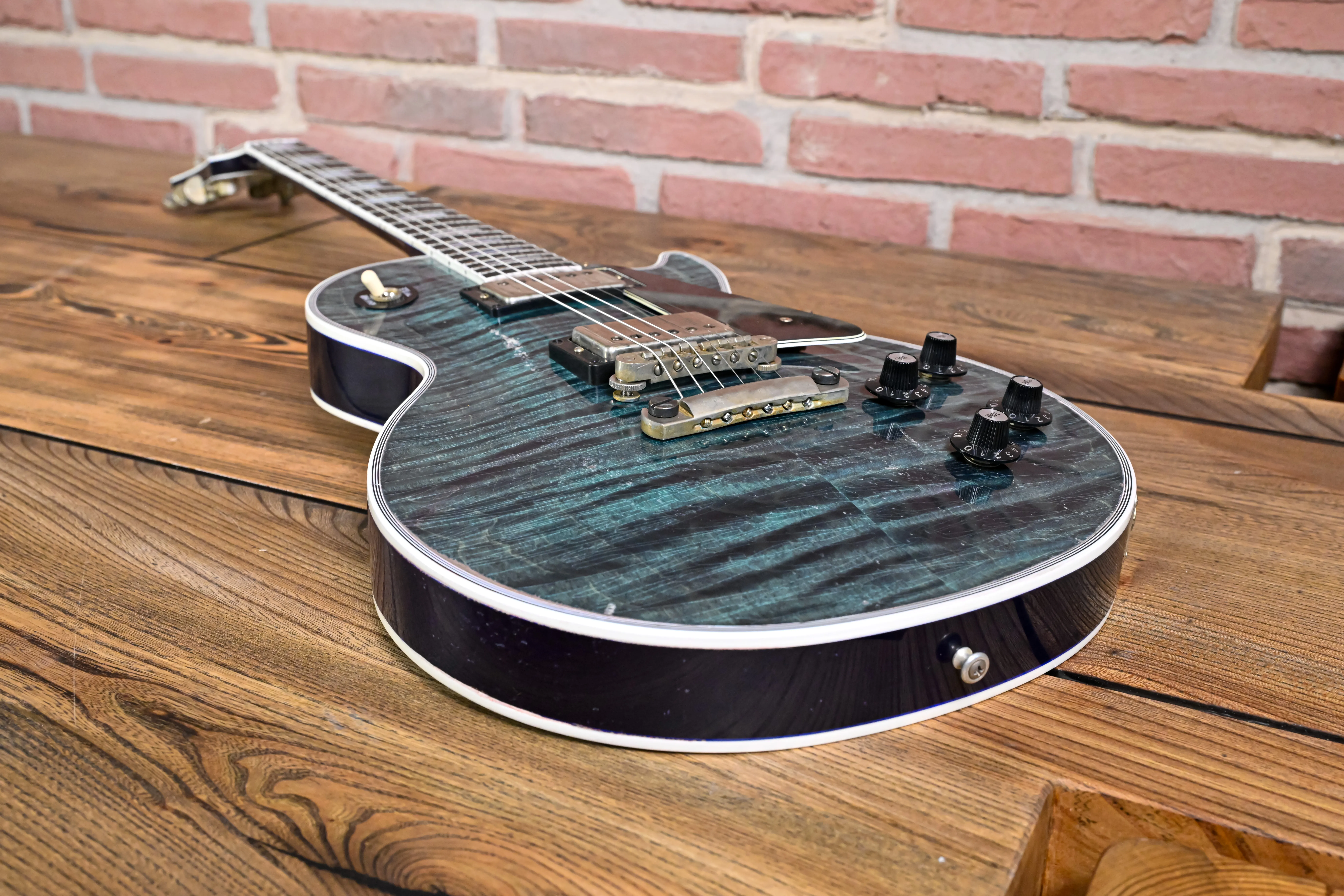 Les Paul Custom Nordic Blue Murphy Lab Heavy Aged von unten Ansicht vom unteren Korpusrand