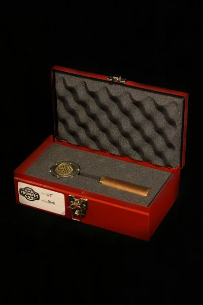 EAR Trumpet Labs Edna im passenden Hartschalenkoffer