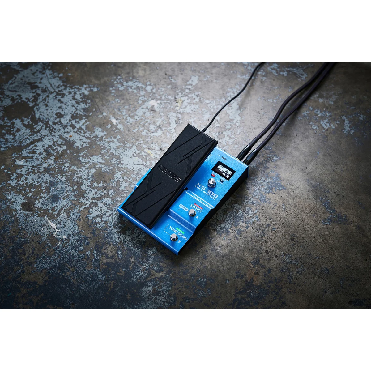 Boss XS-100 Poly Shifter auf Studiotisch mit Kabelverbindungen