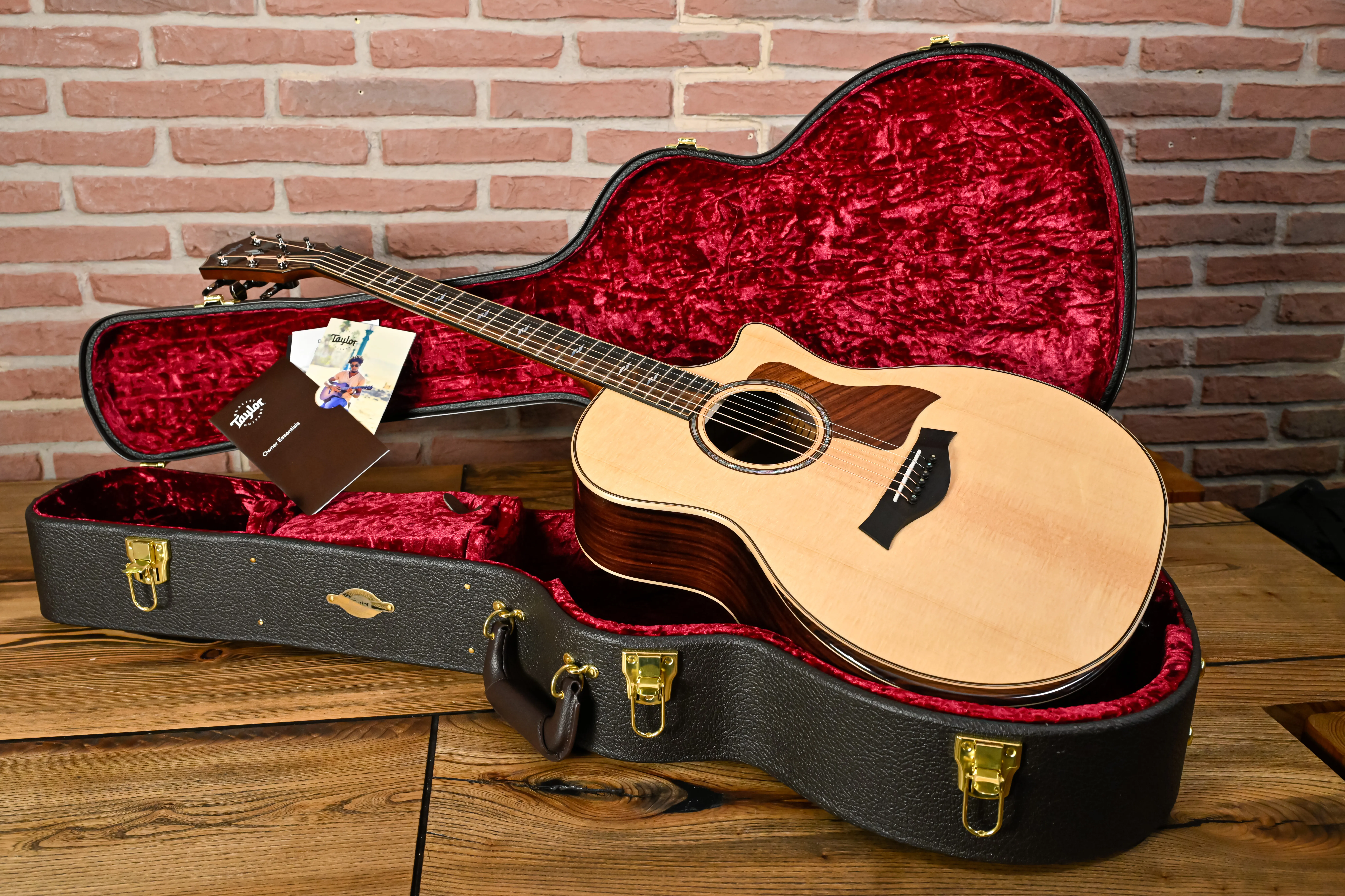 Taylor Next Generation 814ce im passenden Hartschalenkoffer