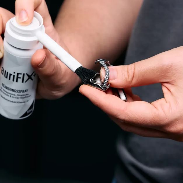 auriFIX Reinigungsspray für In-Ear Hörer mit kleiner Aufsatzbürste