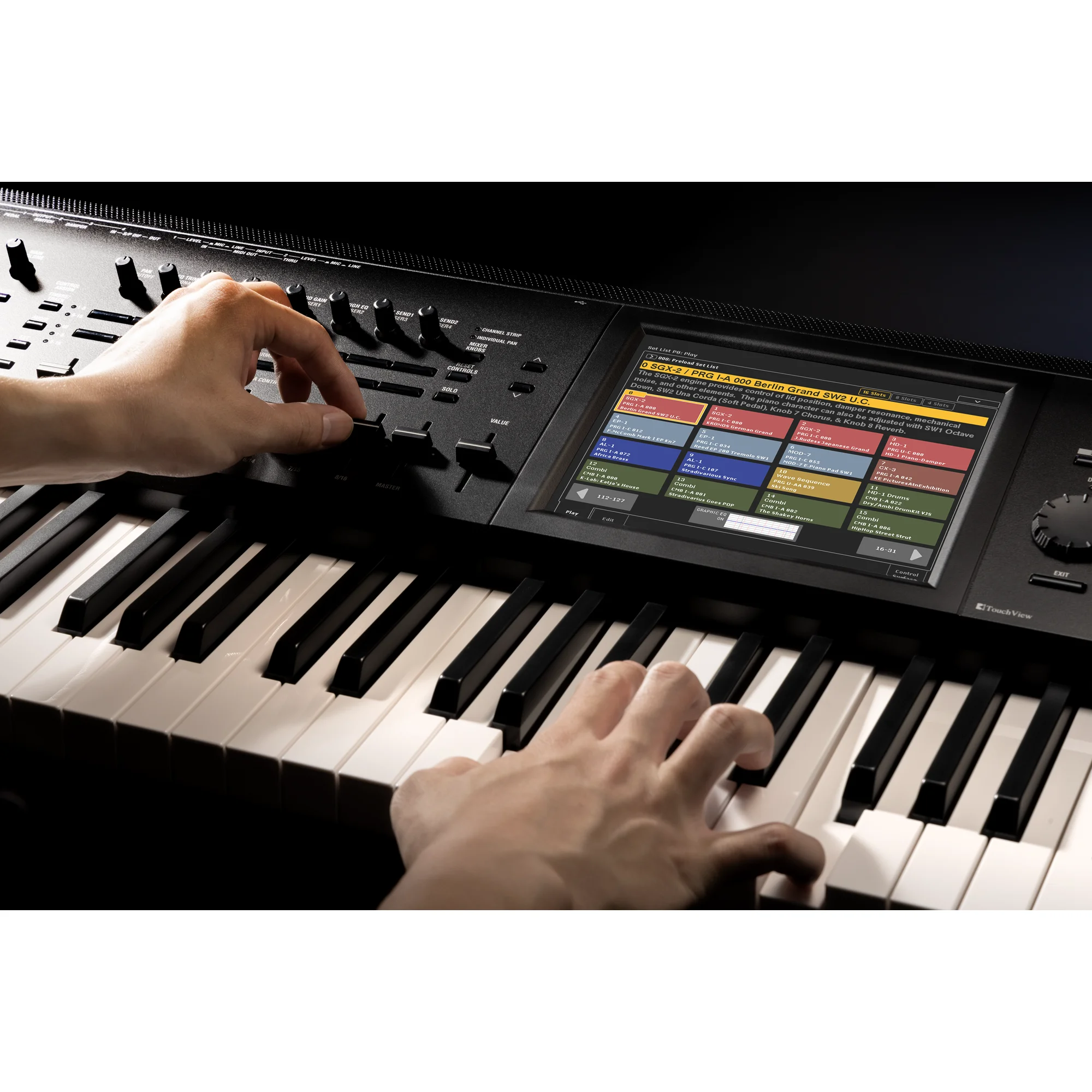 Korg Kronos 61 2025 Live-Einsatz auf Bühne mit Monitoren