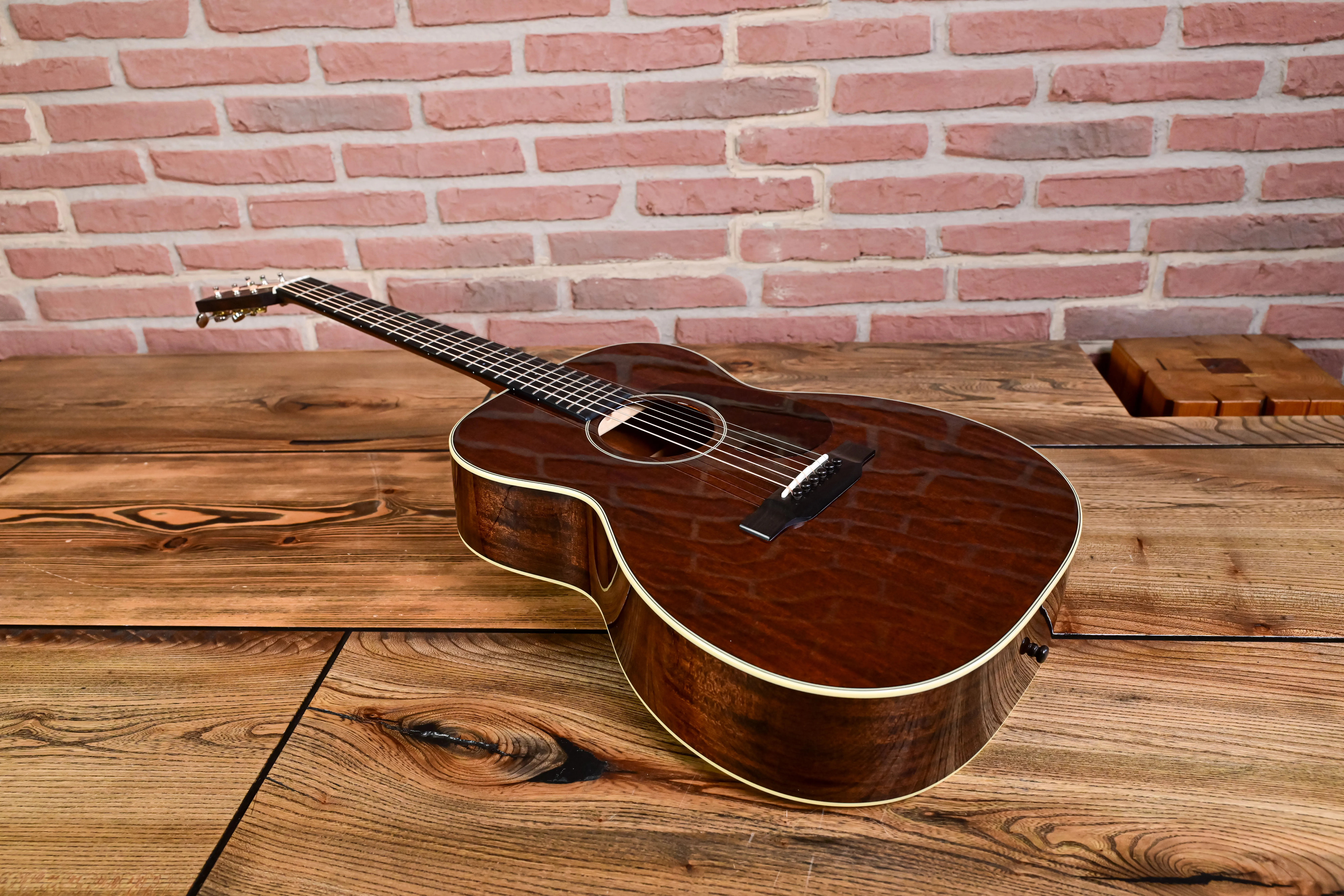 00-14 Hogtop Akustikgitarre All Mahogany