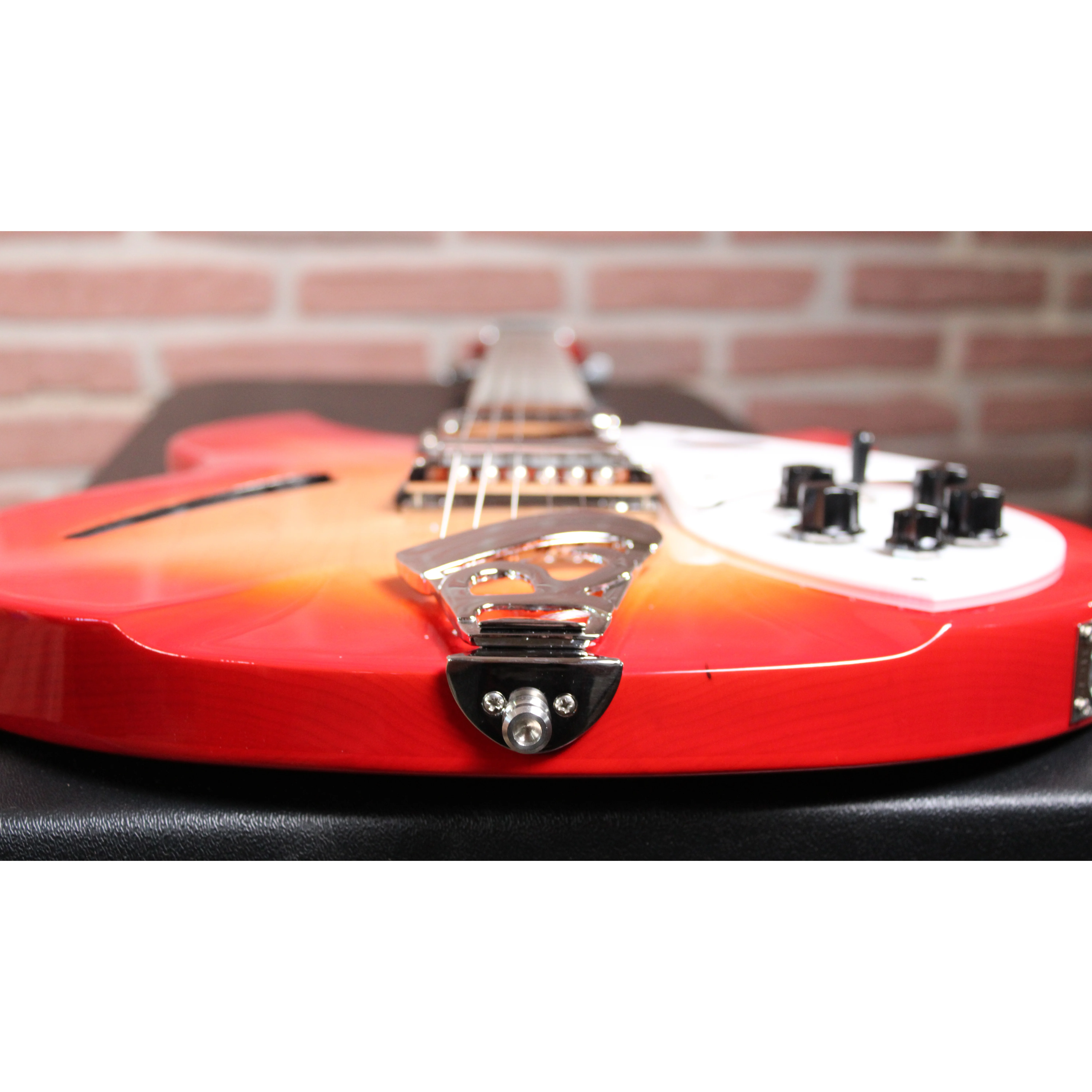 Rickenbacker 330 Fireglo von unten Ansicht vom unteren Korpusrand