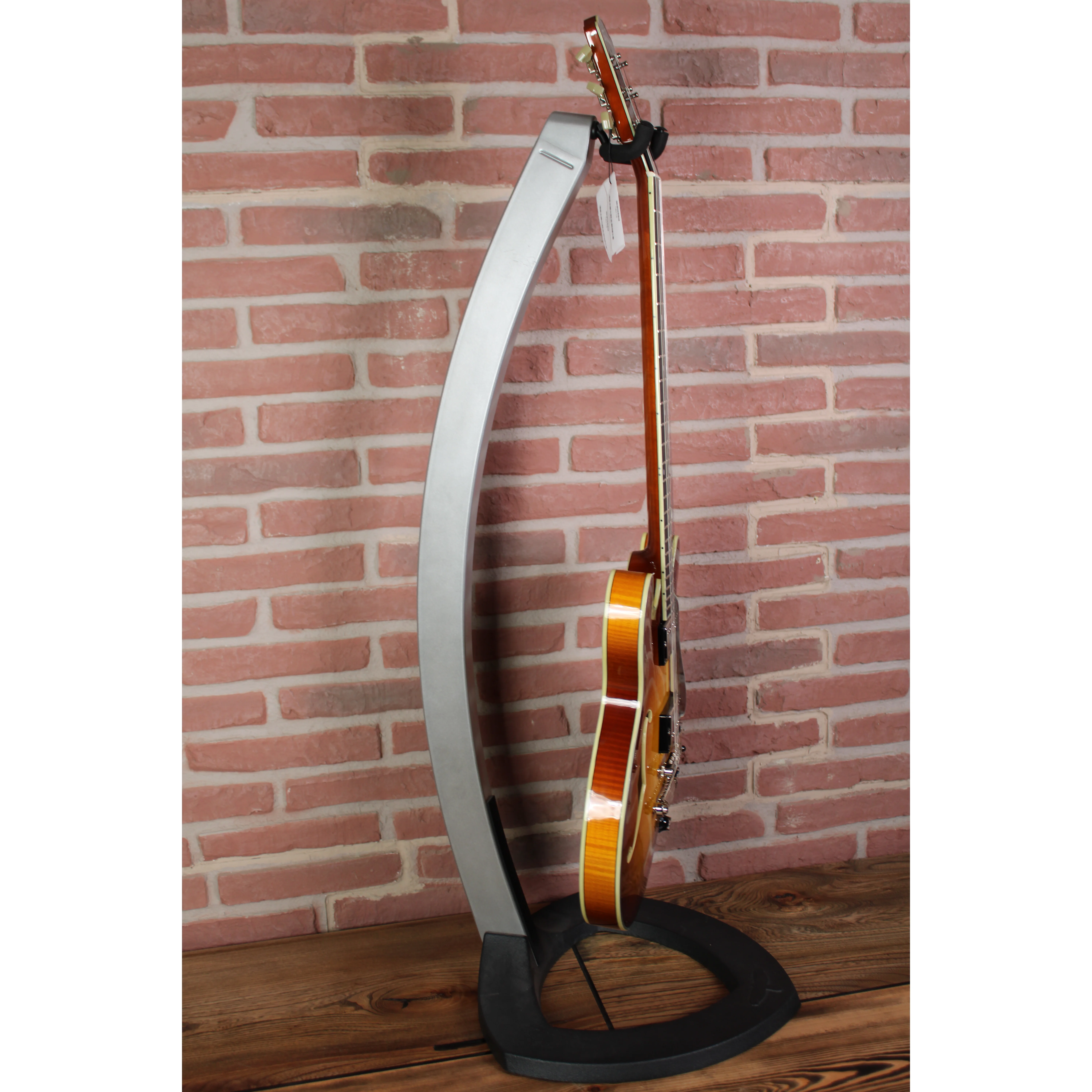 Eastman T484 Semi-Hollowbody auf Notenständer