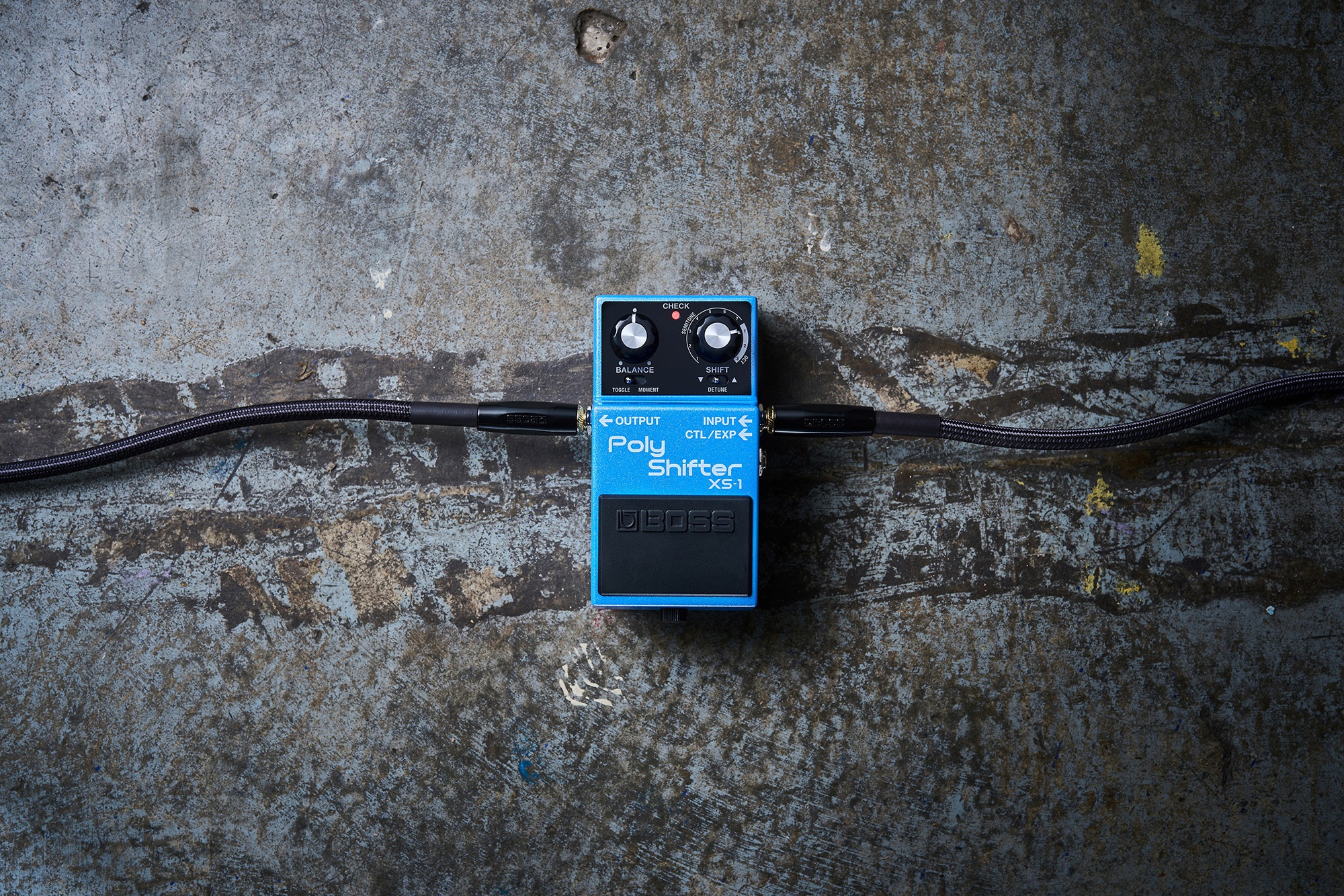 Boss XS-1 Pedal auf schwarzem Hintergrund – minimalistisch und robust