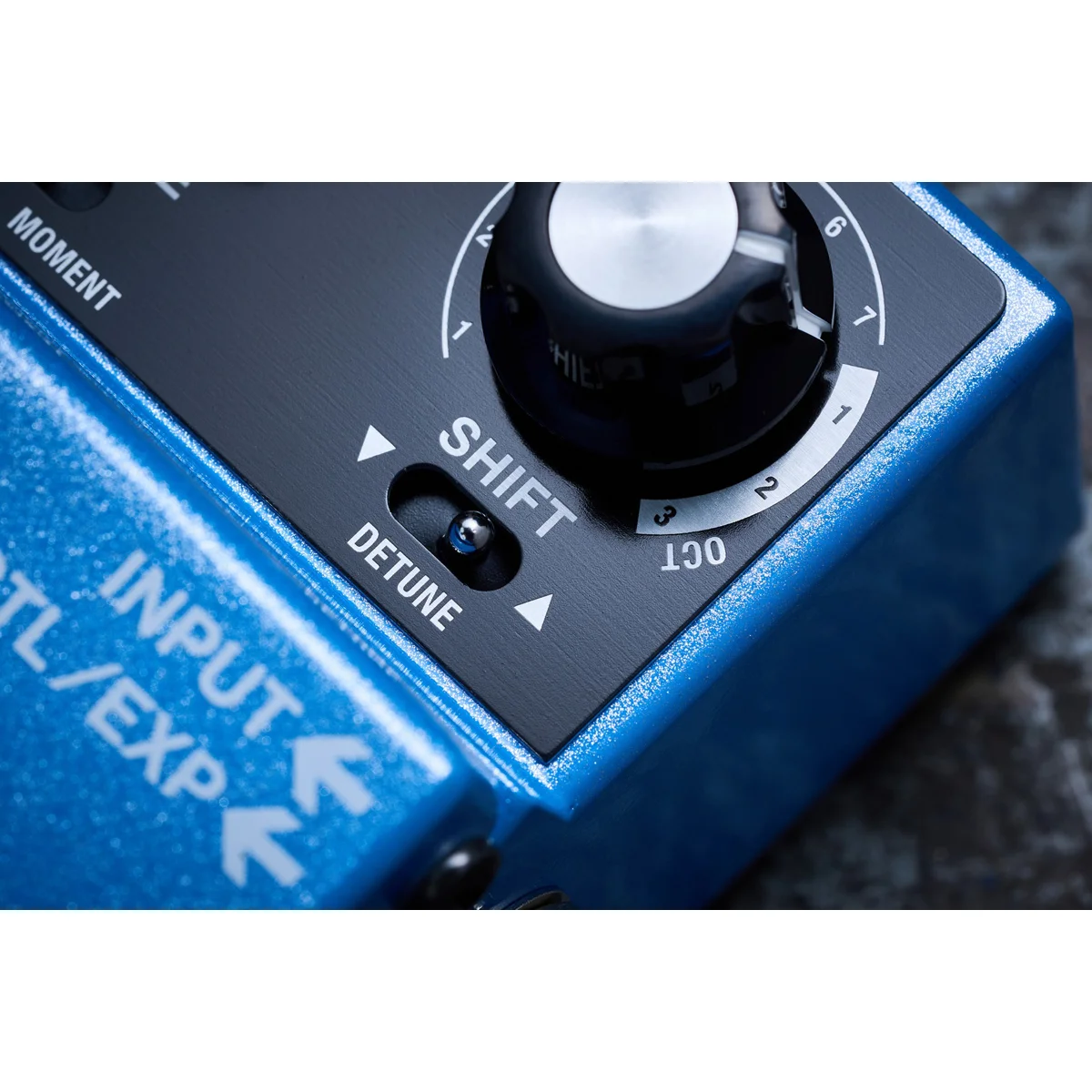 Detailaufnahme der Metalloberfläche und Reglerbeschriftung