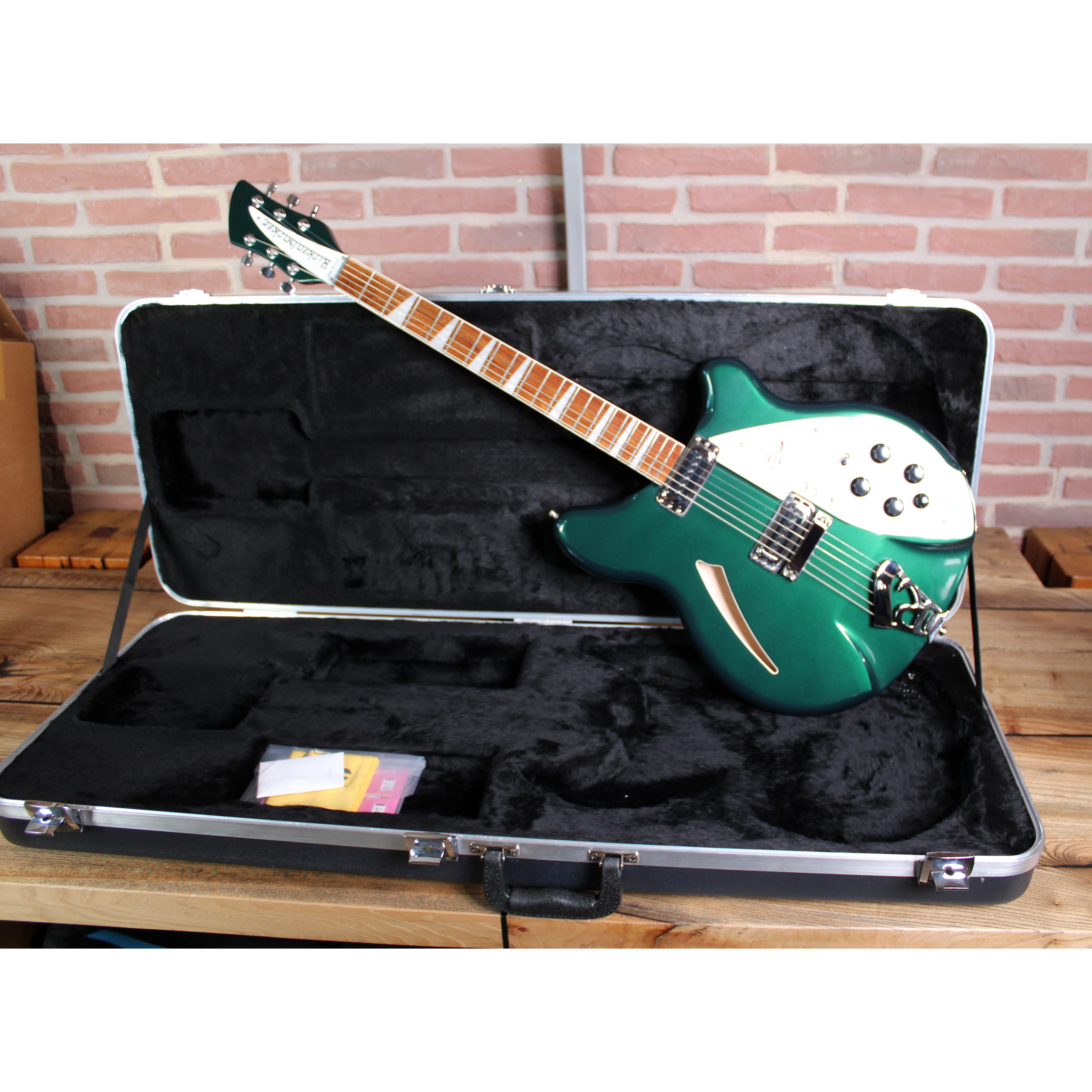 Rickenbacker 360 Aufnahme inklusive Hardcase geöffnet