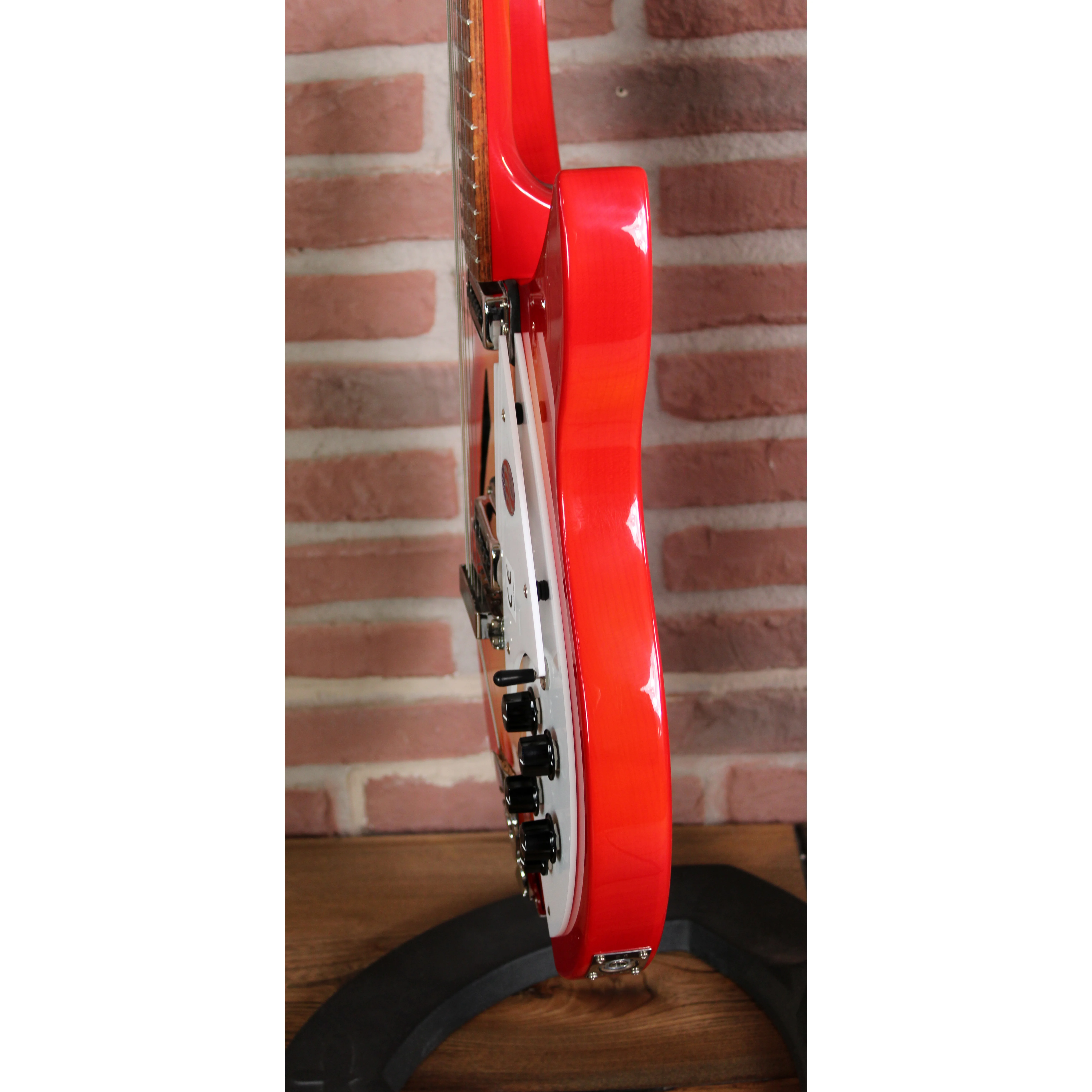 Rickenbacker 330 Fireglo Seitenansicht rechts