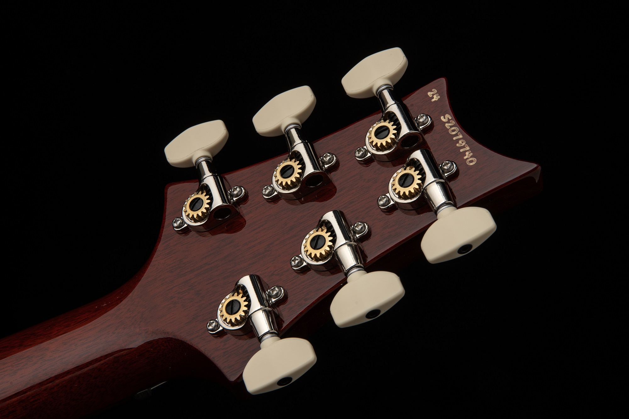 PRS S2 Special Semi-Hollow Fire Red Burst – Seitenansicht mit Fokus auf Vibrato-System und Korpusform
