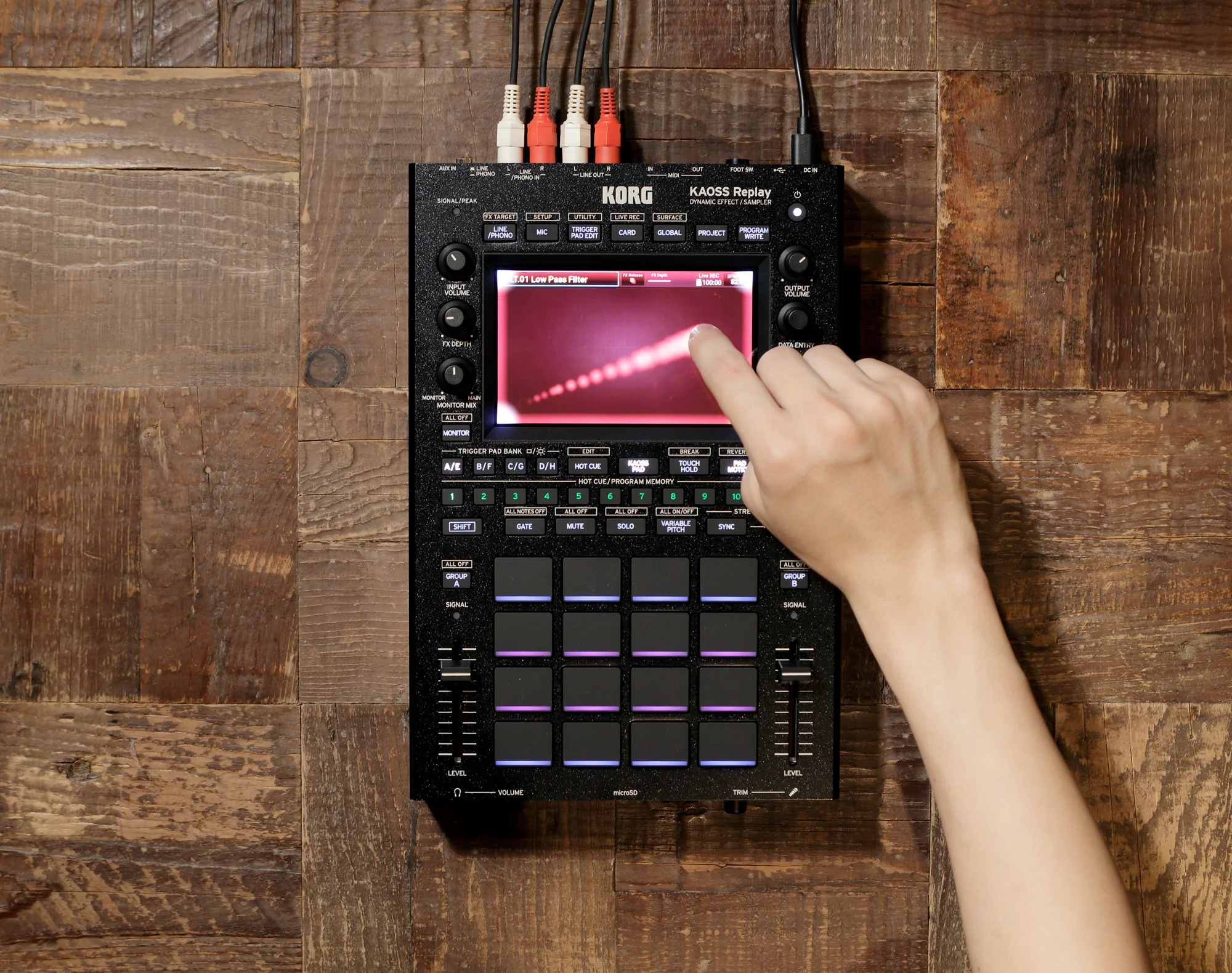 KAOSS Replay, 5" OLED Touchpad, 16 Pads, 128 Effekte 