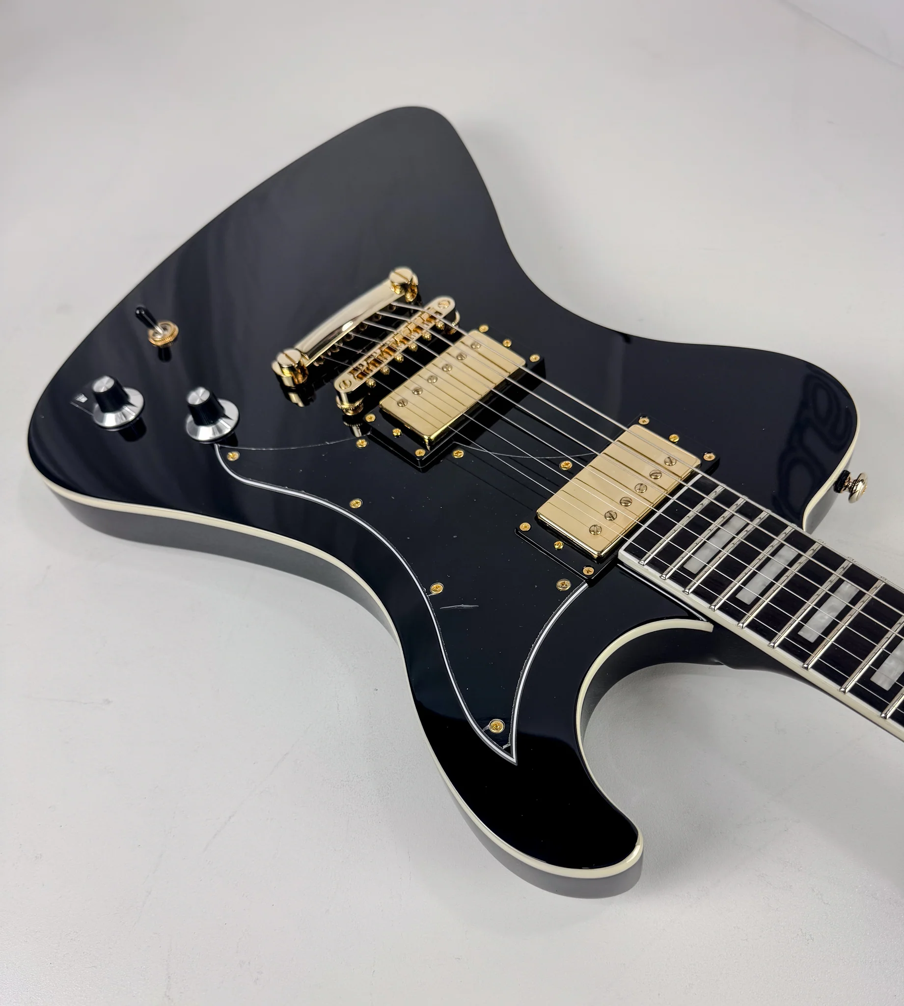 R2 DE v2 – Gloss Black Gold Hardware