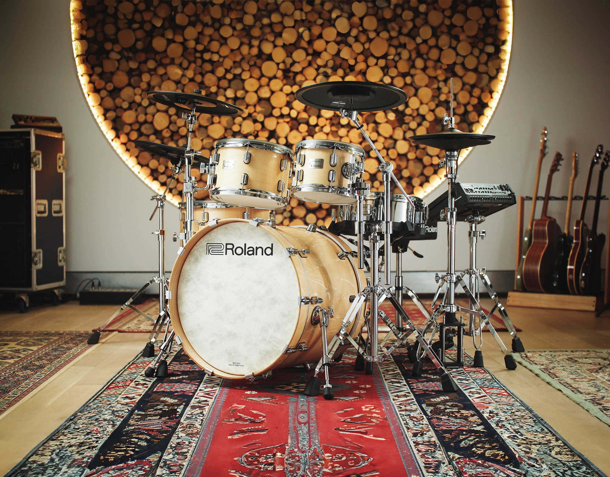 Roland VAD716-GN E-Drumset in Gloss Natural – Lifestyle-Bild mit komplett aufgebautem Set, Snare, Toms, Becken und Kick-Drum