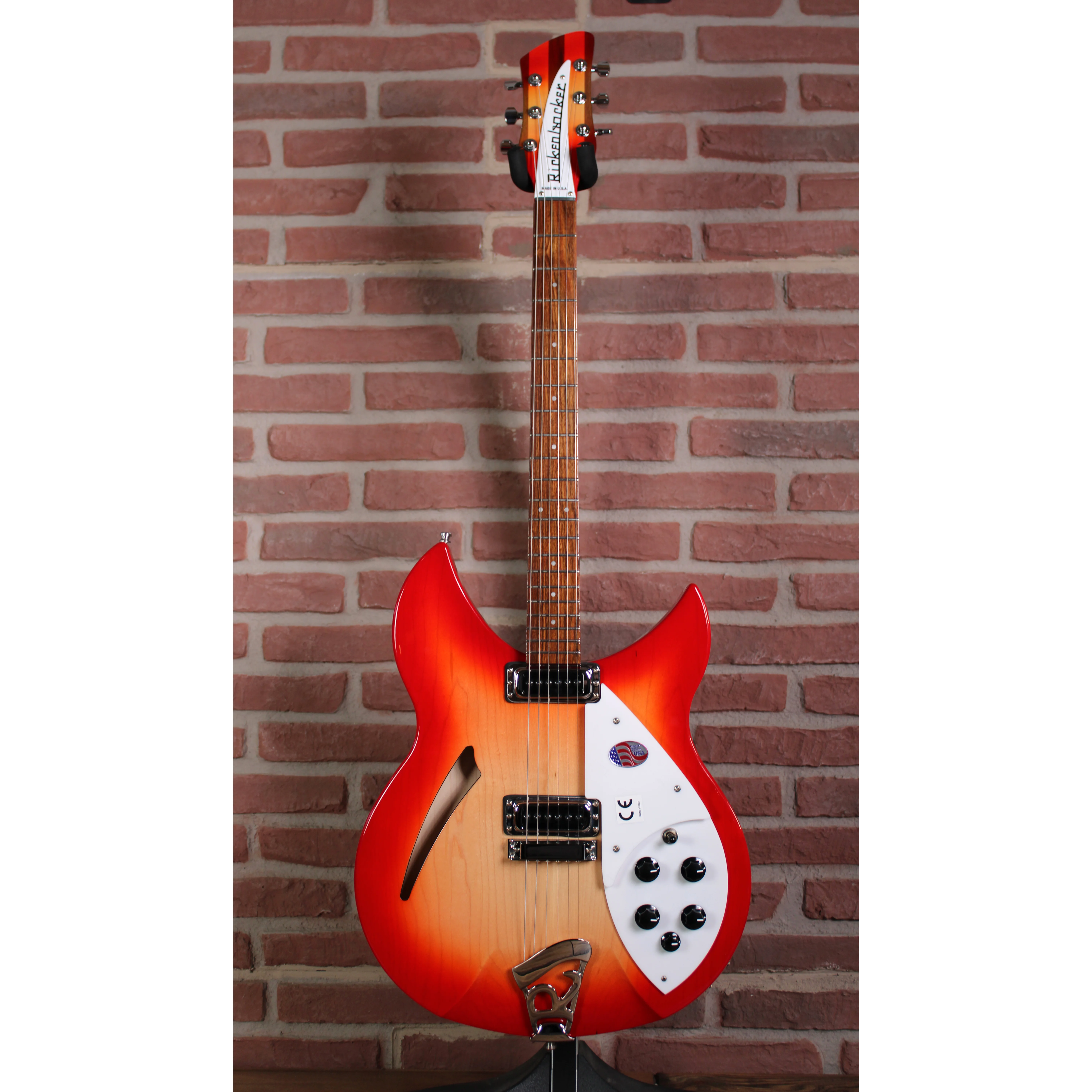 Rickenbacker 330 Fireglo Vorderansicht