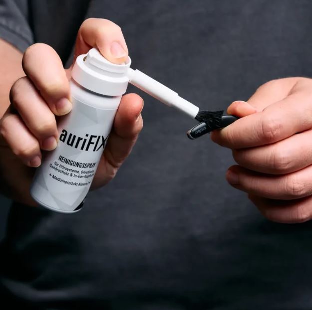 auriFIX Reinigungsspray für In-Ear Hörer mit kleiner Aufsatzbürste