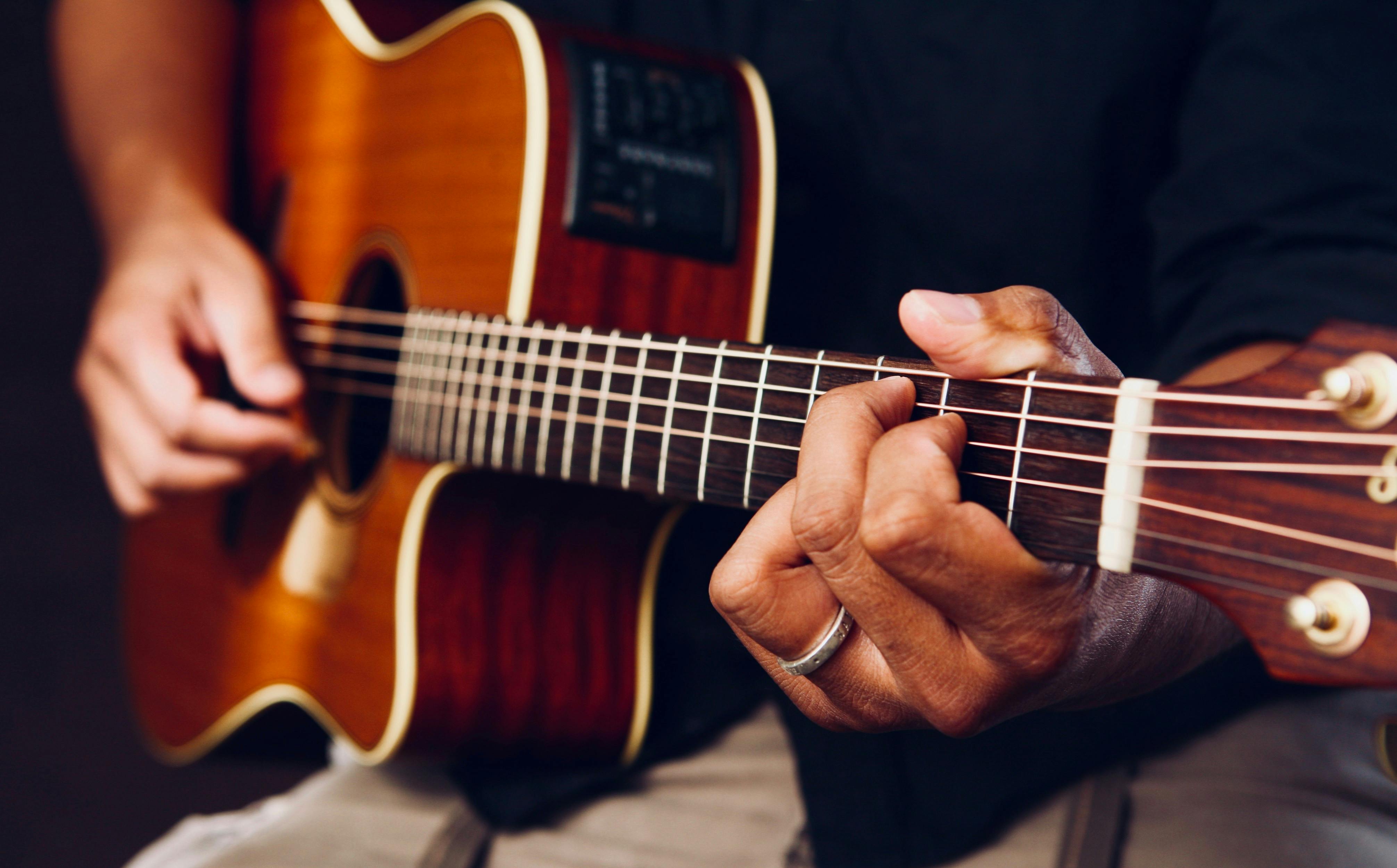 Gitarrenzubehör für Einsteiger und Profis – Deine Checkliste zum Durchstarten