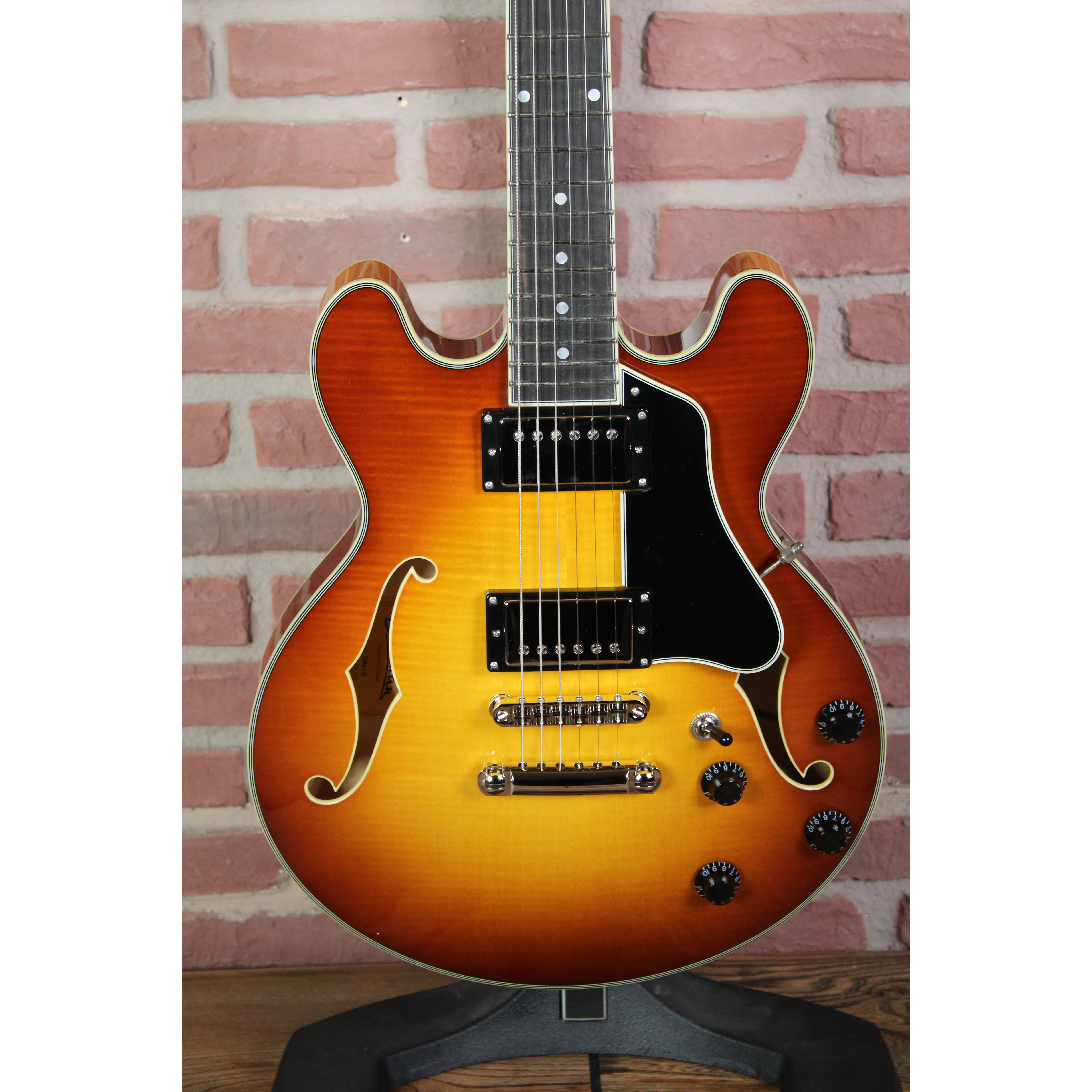 Nahaufnahme der geflammten Ahorn-Decke der Eastman T484