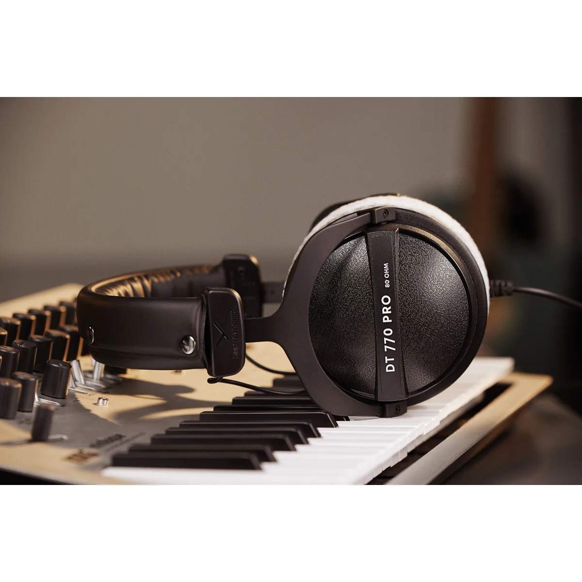 DT 770 PRO 80 Ohm auf Studiotisch neben Audiointerface und Mischpult