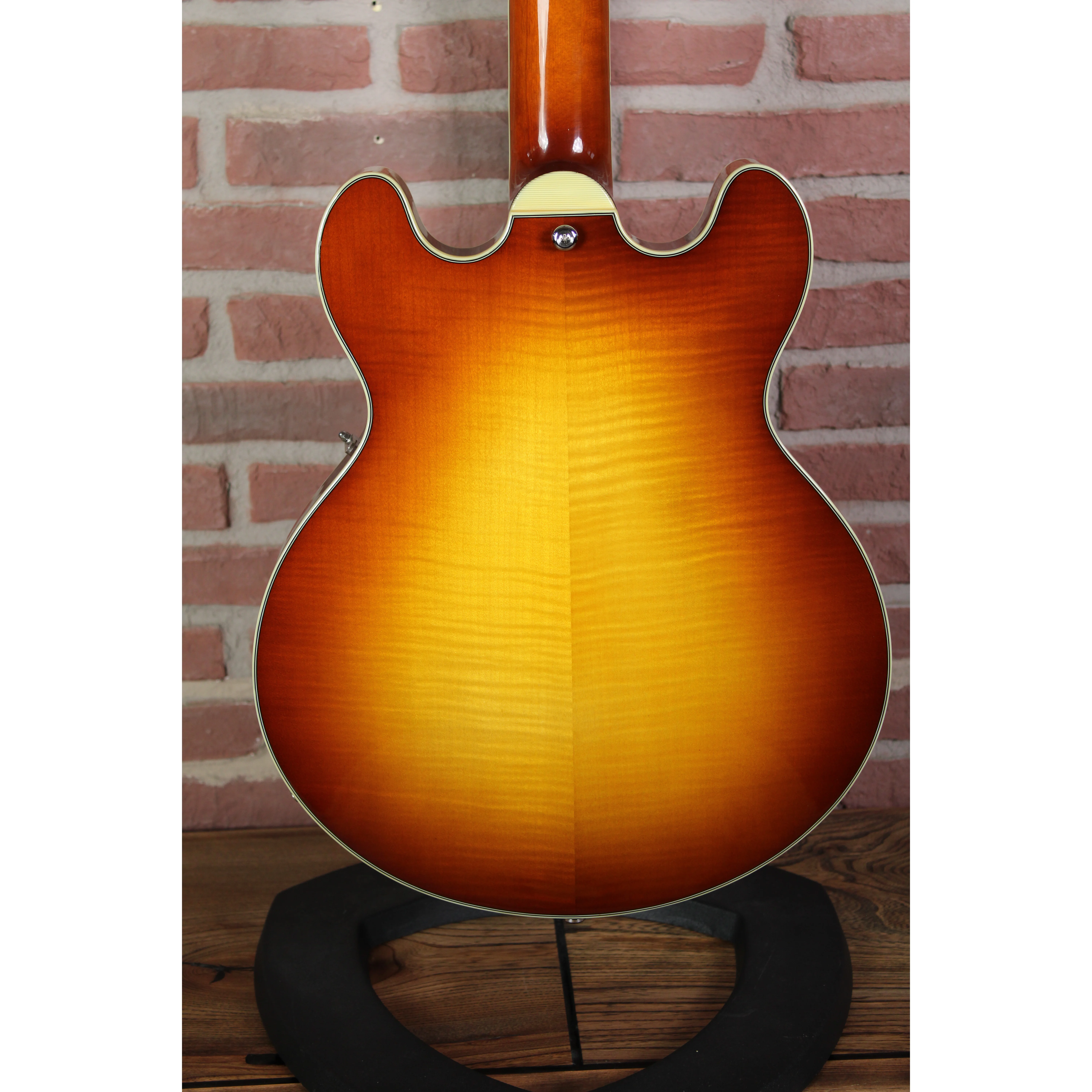 Nahaufnahme der geflammten Ahorn-Decke der Eastman T484