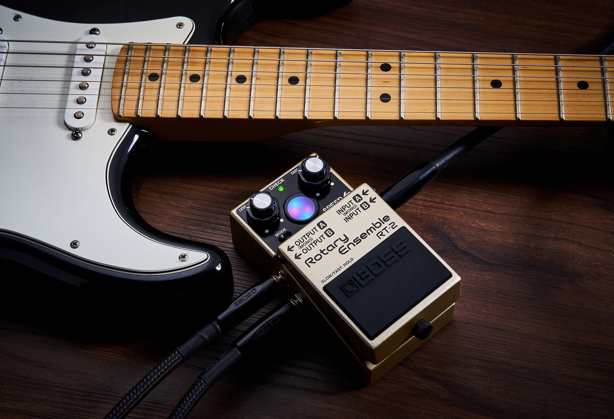 Musiker nutzt Boss RT-2 für Vintage-Rotary-Sound auf Gitarre