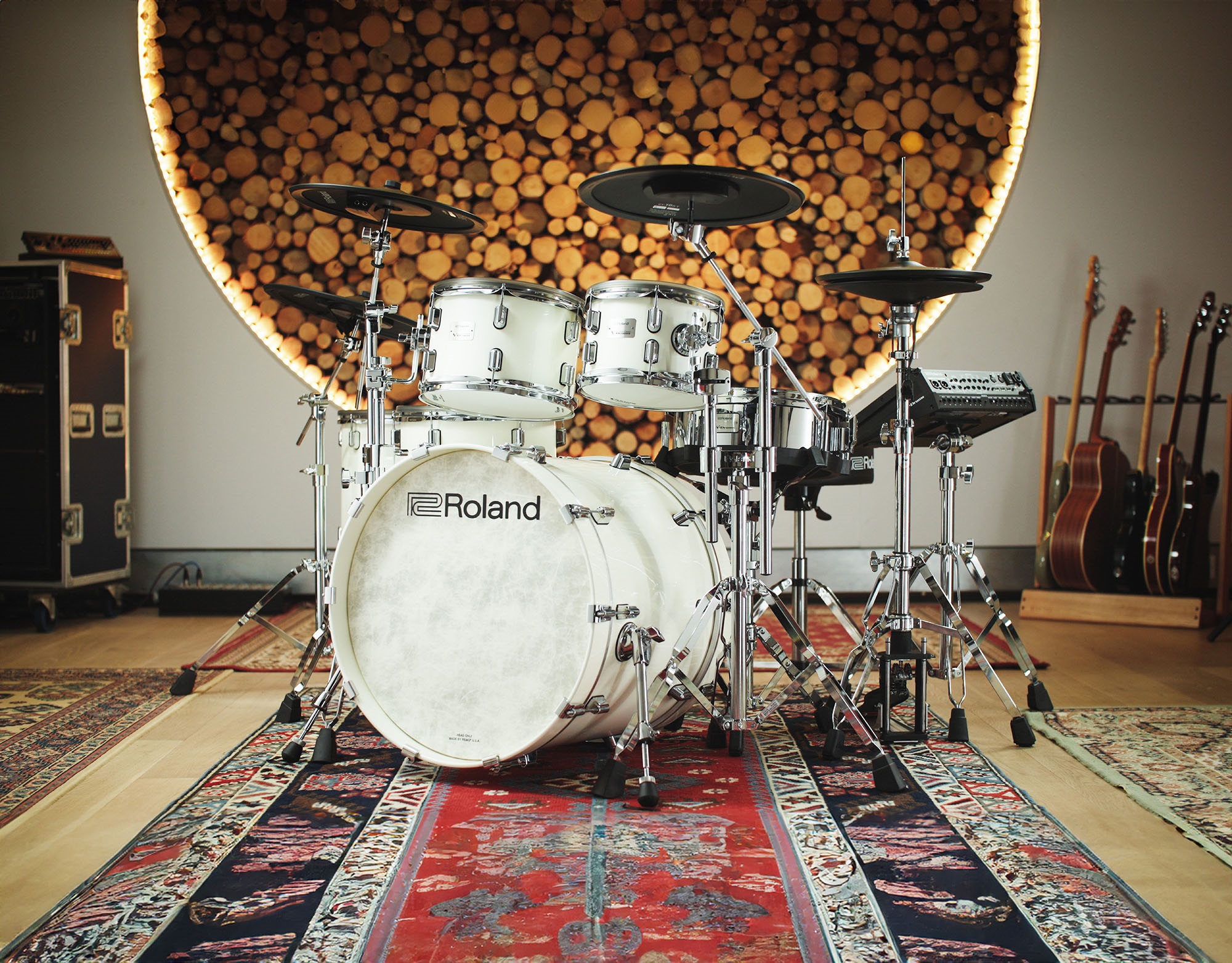 Nahaufnahme der Roland VAD716-PW Kick-Drum in Pearl White mit sichtbarem Roland-Logo auf dem Resonanzfell