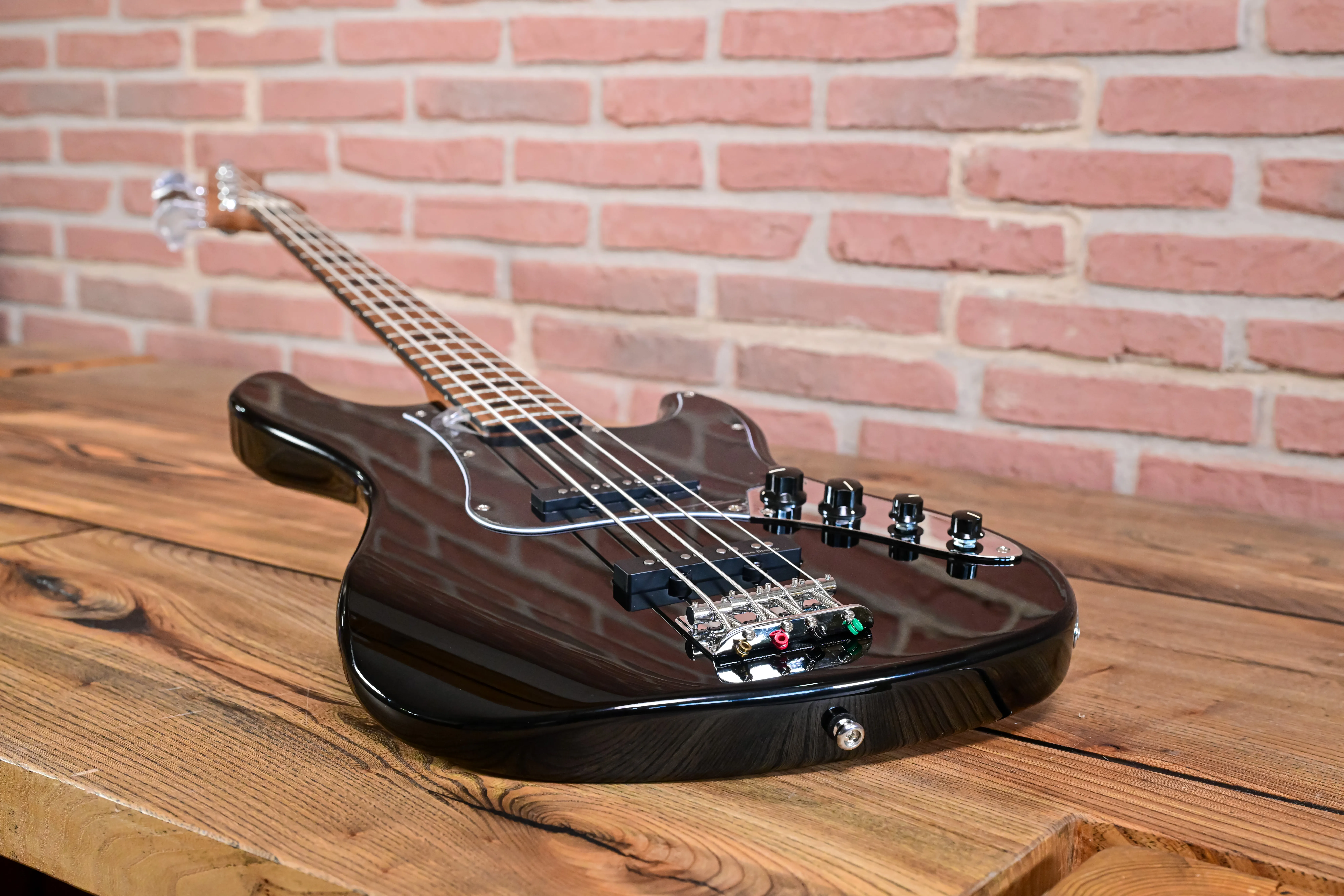 GB64JJ Bass Black