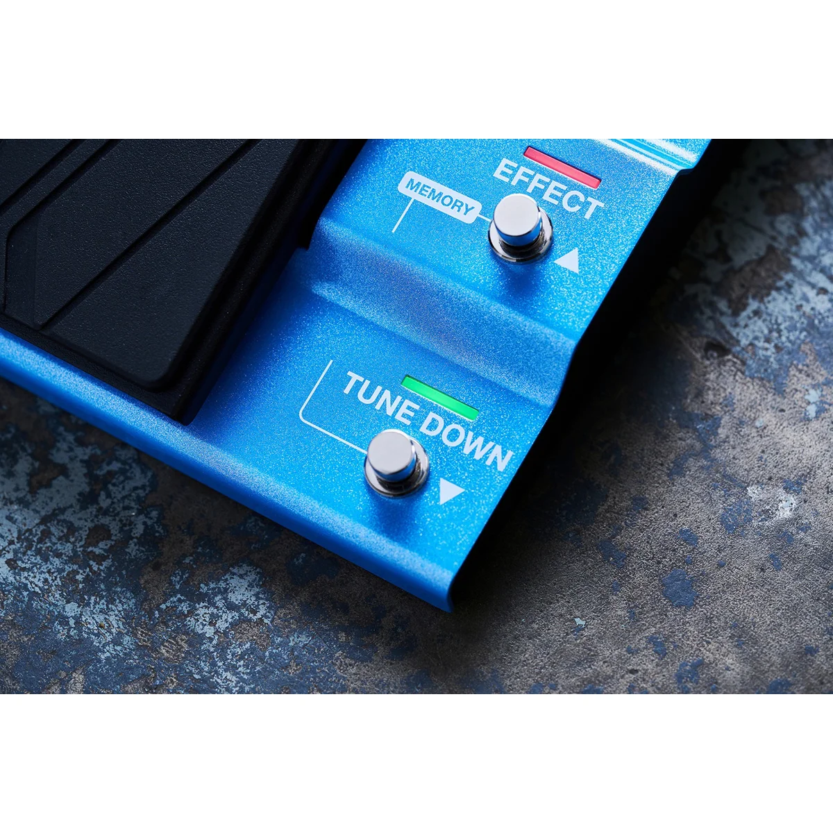 Detailaufnahme des Fußschalters und Toe-Switches am Boss XS-100