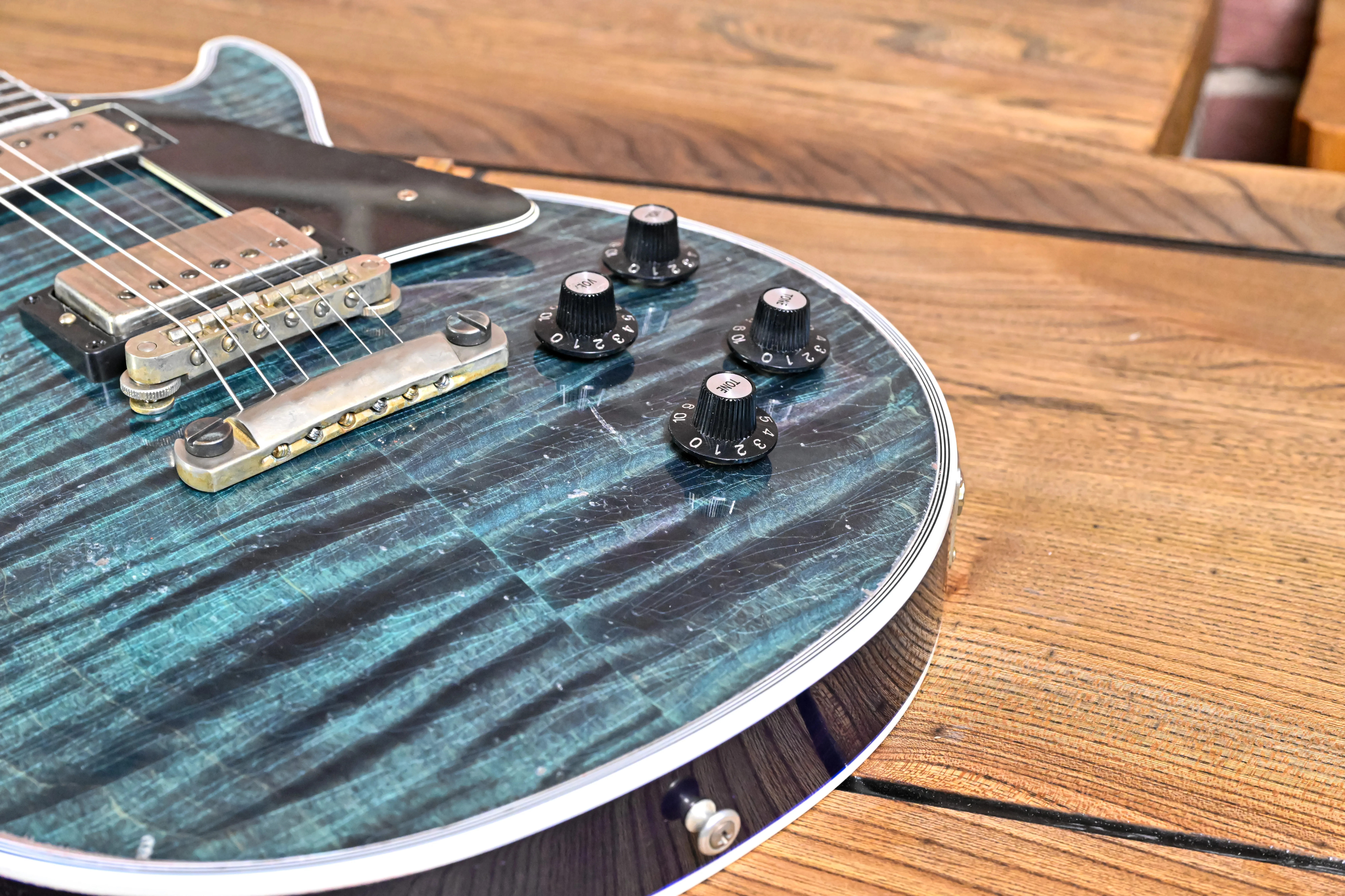 Les Paul Custom Nordic Blue Murphy Lab Heavy Aged Reglerbereich auf dem Korpus