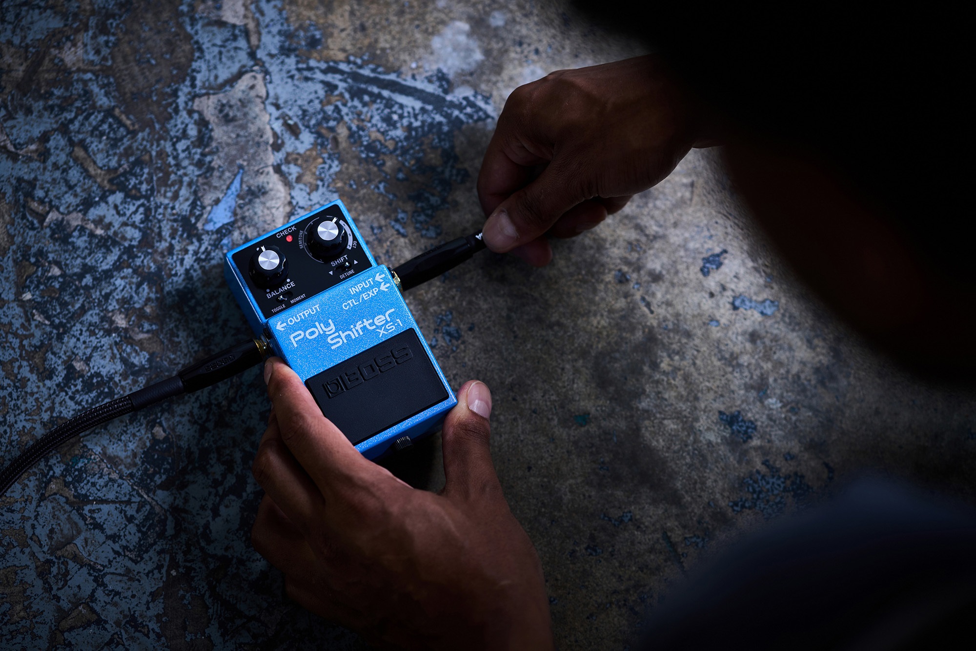 Boss XS-1 Effektpedal mit leuchtender LED-Anzeige in Betrieb