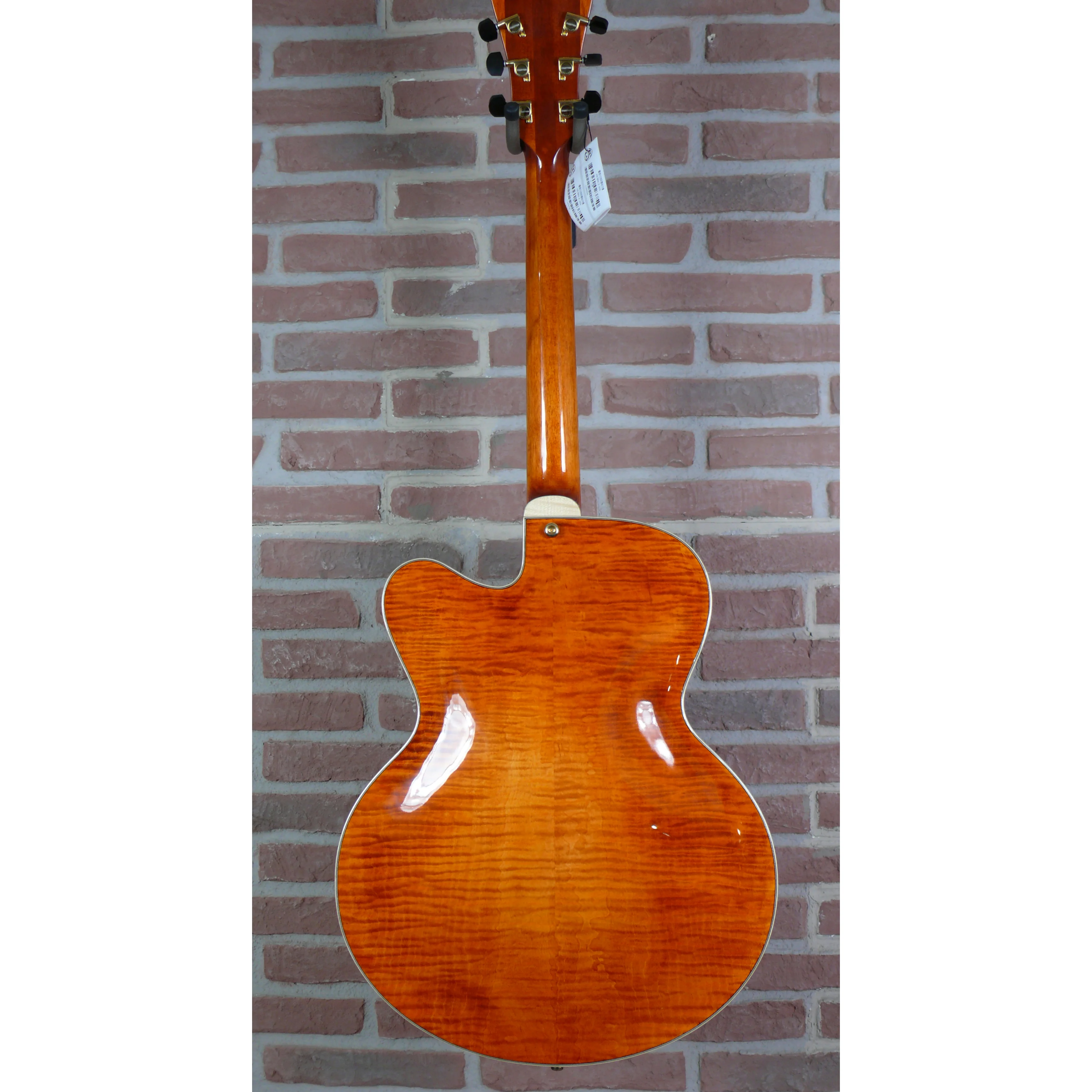 Rückansicht der Eastman AR580CE-HB mit geflammtem Ahornkorpus