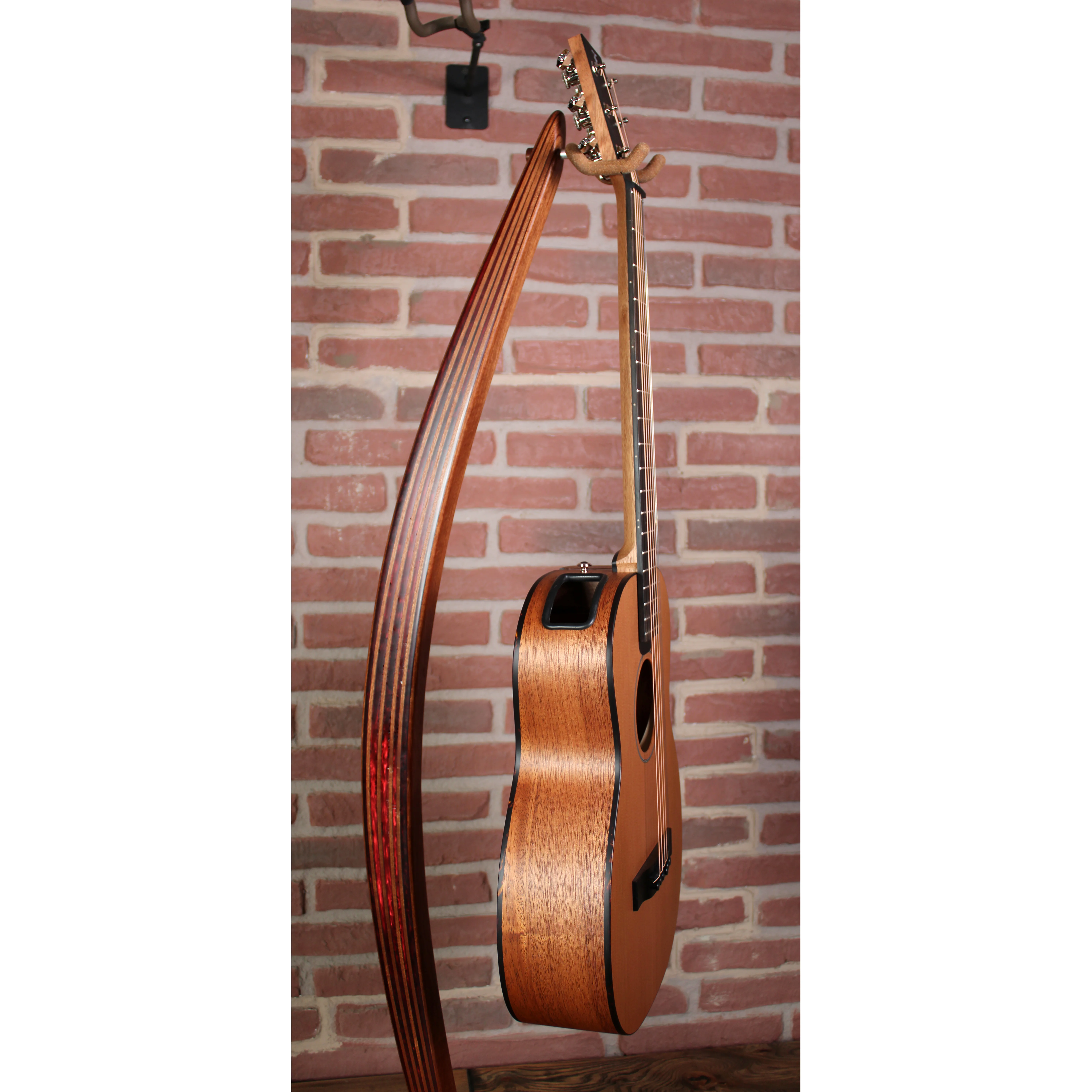 Furch LJ 10-CM Little Jane Travelguitar komplett zusammengebaut auf Ständer