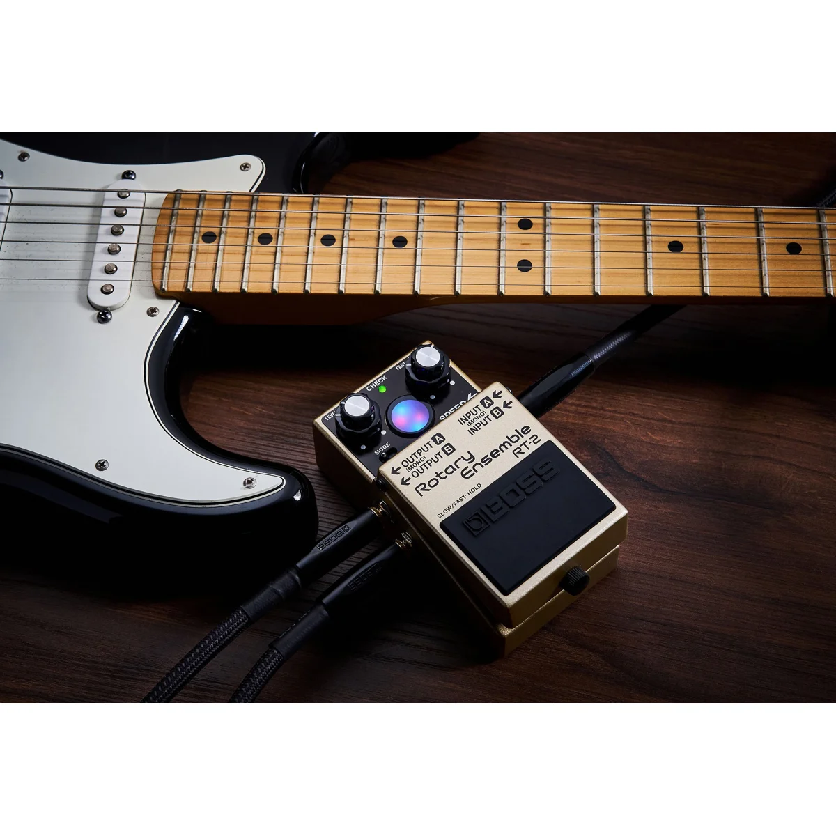 Musiker nutzt Boss RT-2 für Vintage-Rotary-Sound auf Gitarre