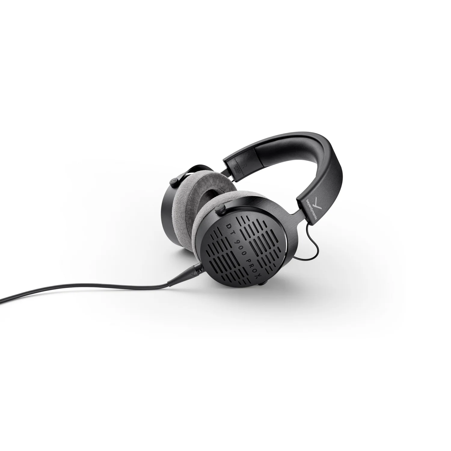 beyerdynamic DT 900 PRO X auf Studiotisch neben Audio-Interface