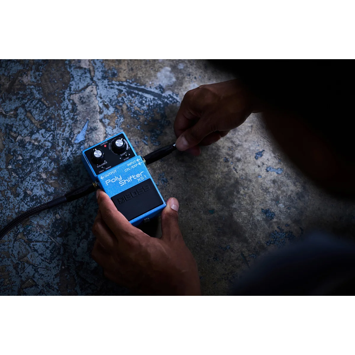 Boss XS-1 Effektpedal mit leuchtender LED-Anzeige in Betrieb