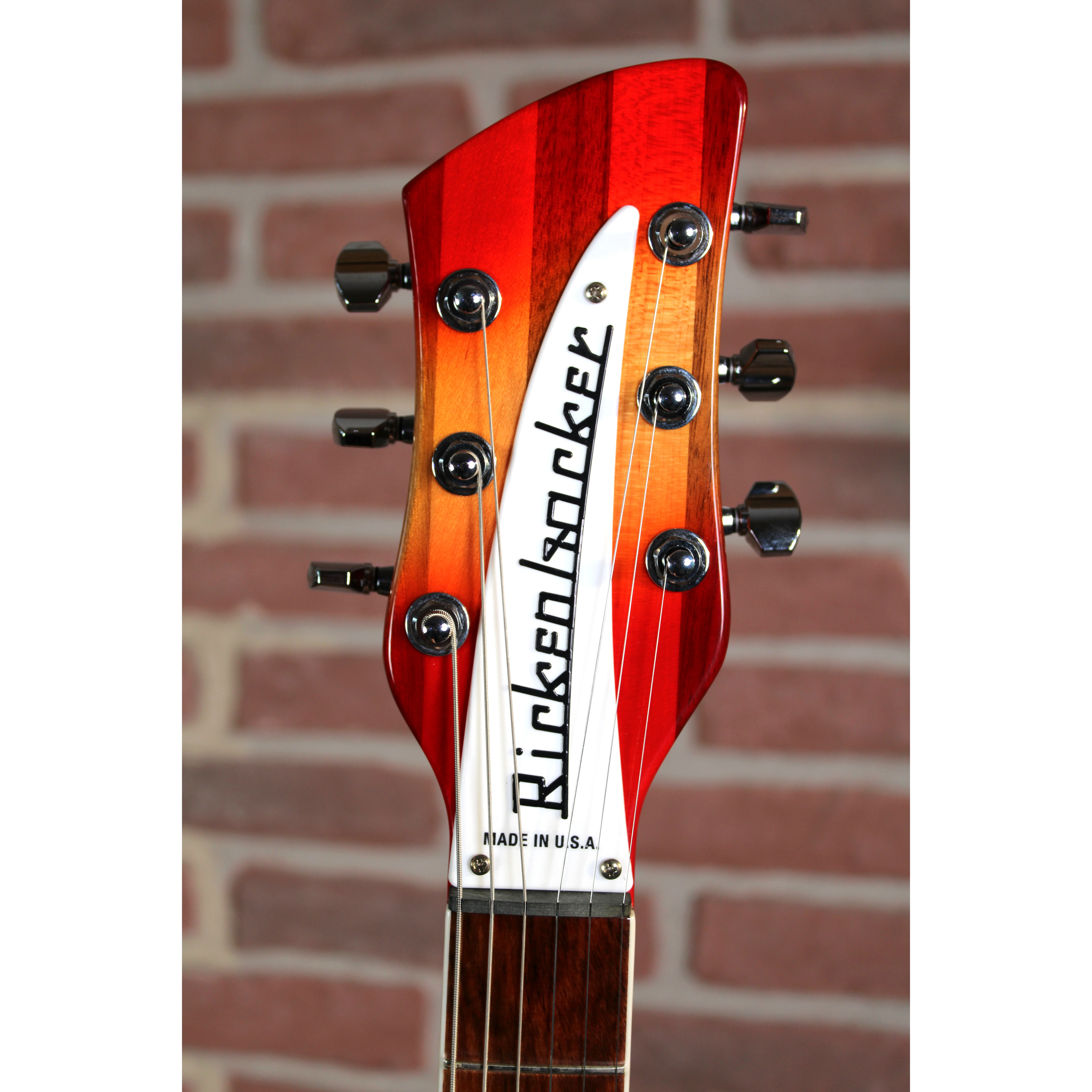 Rickenbacker 360 Fireglo Kopfplatte in frontaler Ansicht mit Logo