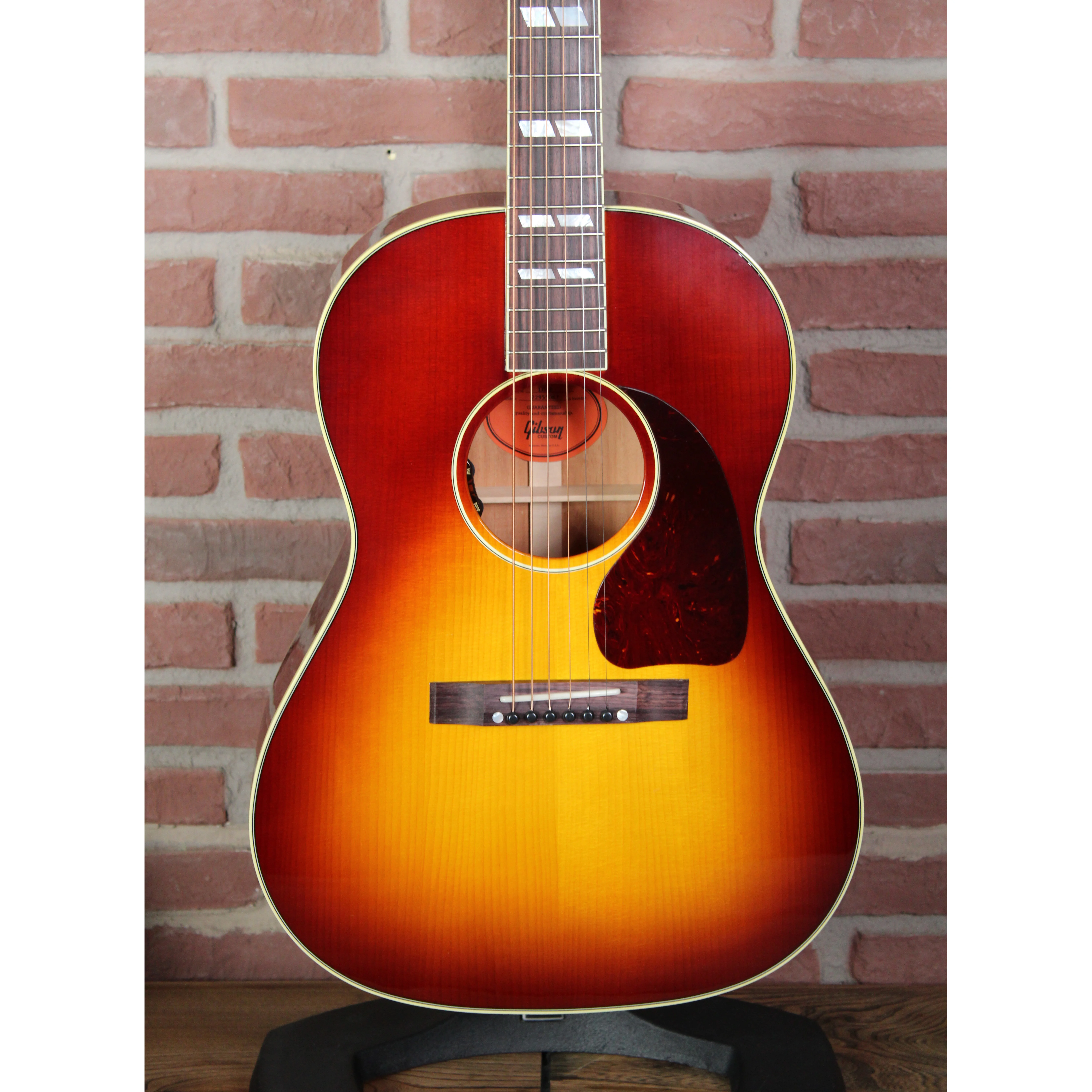 Gibson Custom M2M LG-2 Western Autumnburst in frontaler Ansicht