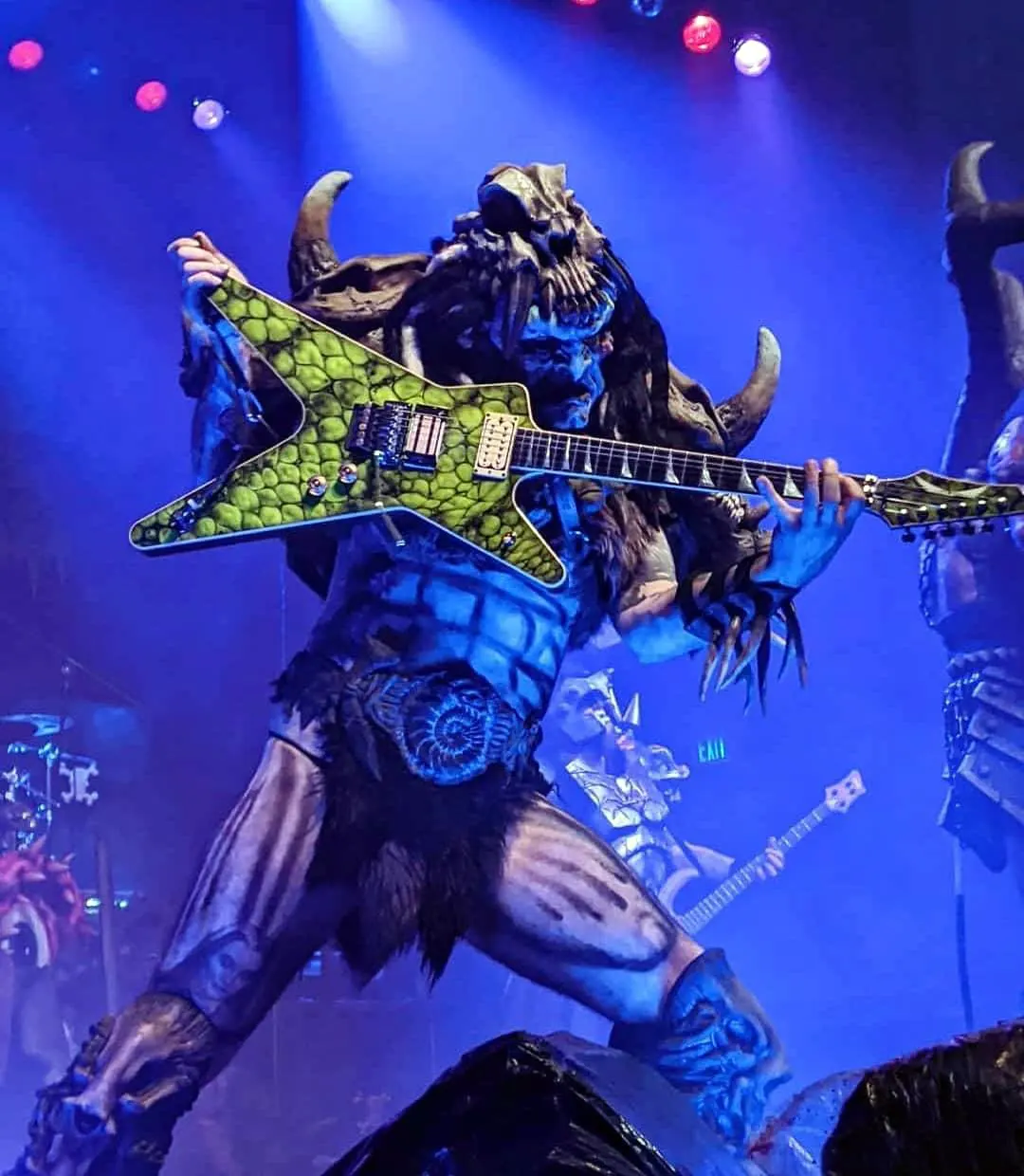 Pustulus spielt live eine Dean Guitars E-Gitarre auf der Bühne Pustulus spielt live eine Dean Guitars E-Gitarre auf der Bühne